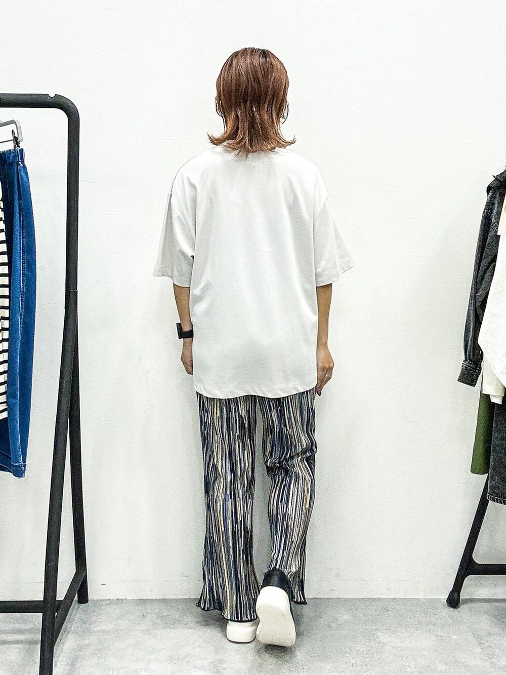 ブラック系のスリッポン、ブルー系のその他パンツ、ブルー系のシャツ/ブラウスを着用したレディースの秋コーディネートの8枚目の写真