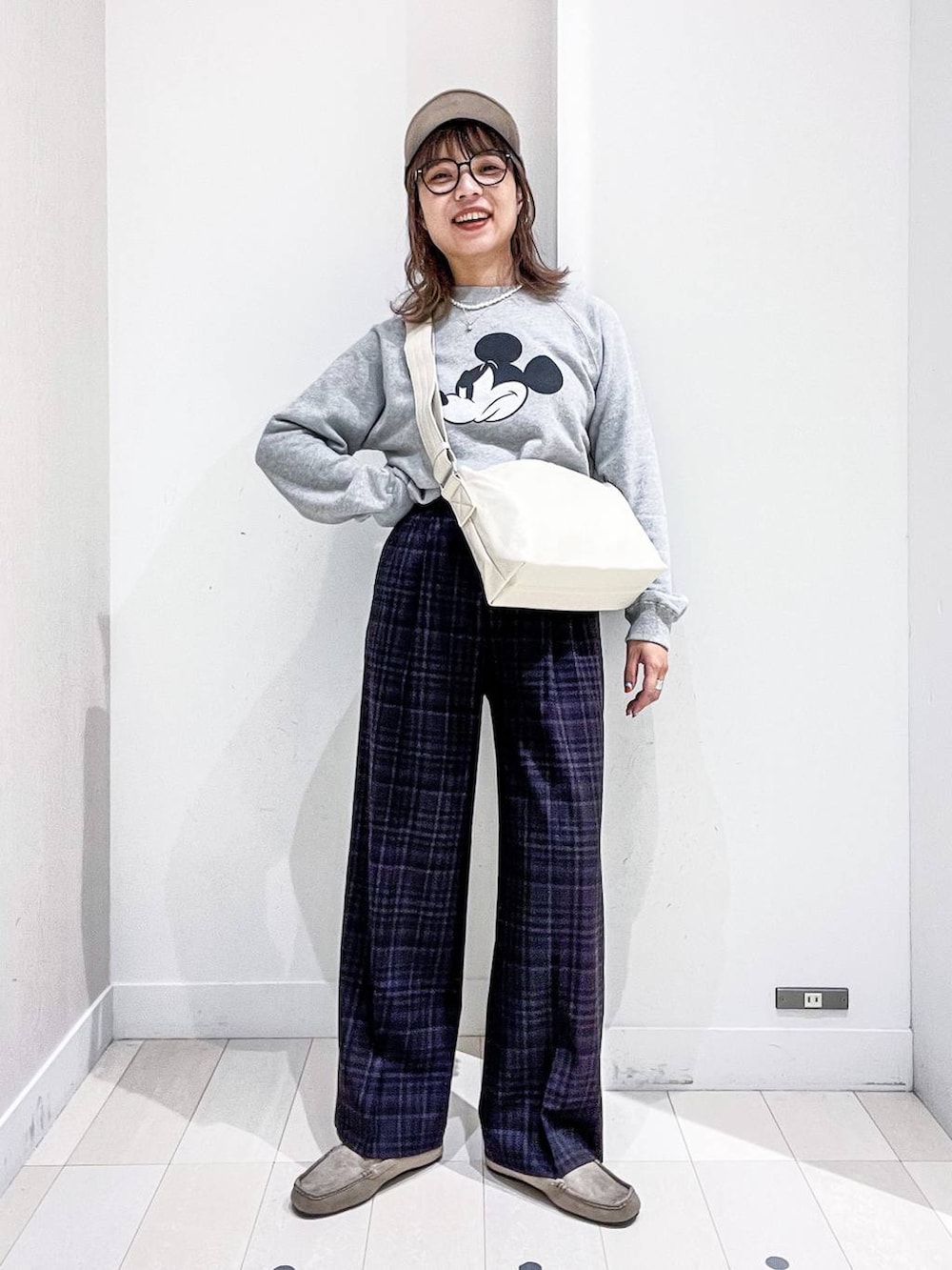 ブルー系のその他パンツ、ホワイト系のショルダーバッグ、グレー系のスウェットを着用したレディースの秋コーディネートの2枚目の写真