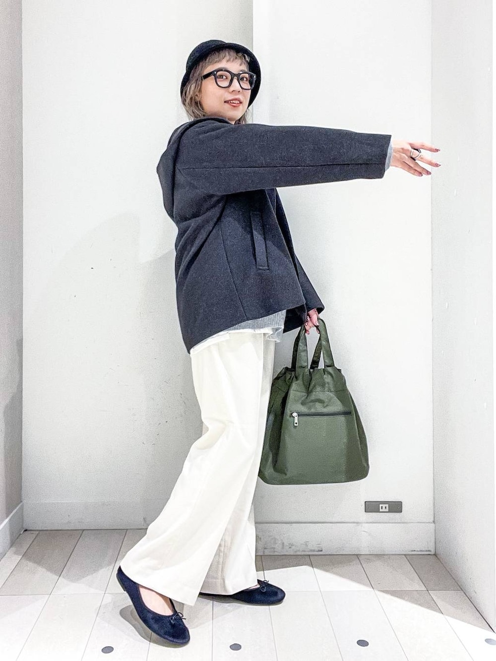 グレー系のその他アウター、その他のTシャツ/カットソー、グレー系のニット/セーターを着用したレディースの冬コーディネートの5枚目の写真