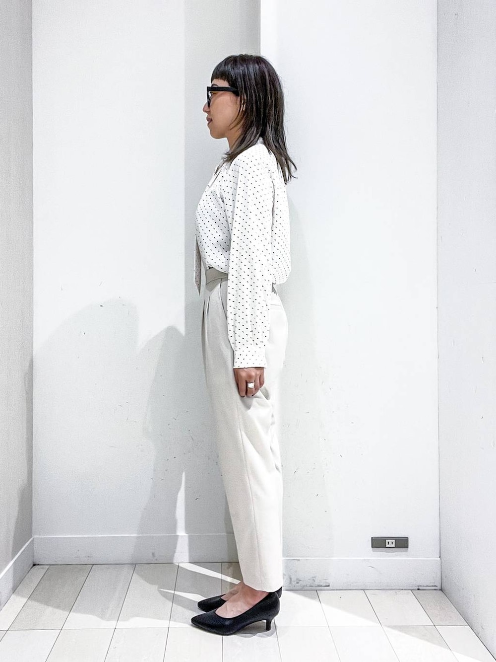 ブラック系のパンプス、ホワイト系のスーツジャケット、ホワイト系のシャツ/ブラウスを着用したレディースの冬コーディネートの7枚目の写真