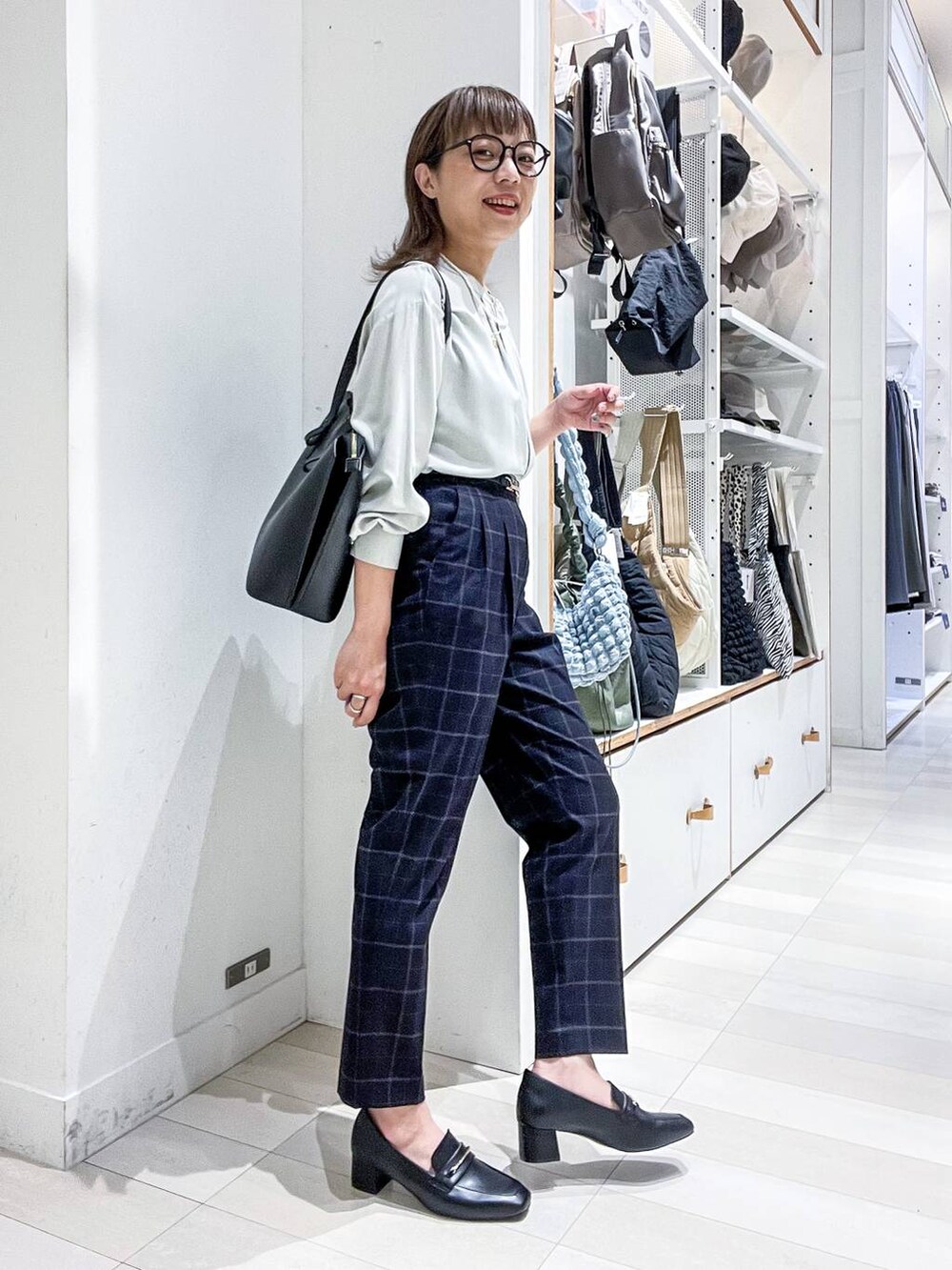 ブルー系のその他パンツ、グリーン系のシャツ/ブラウス、ブラック系のトートバッグを着用したレディースの夏コーディネートの6枚目の写真