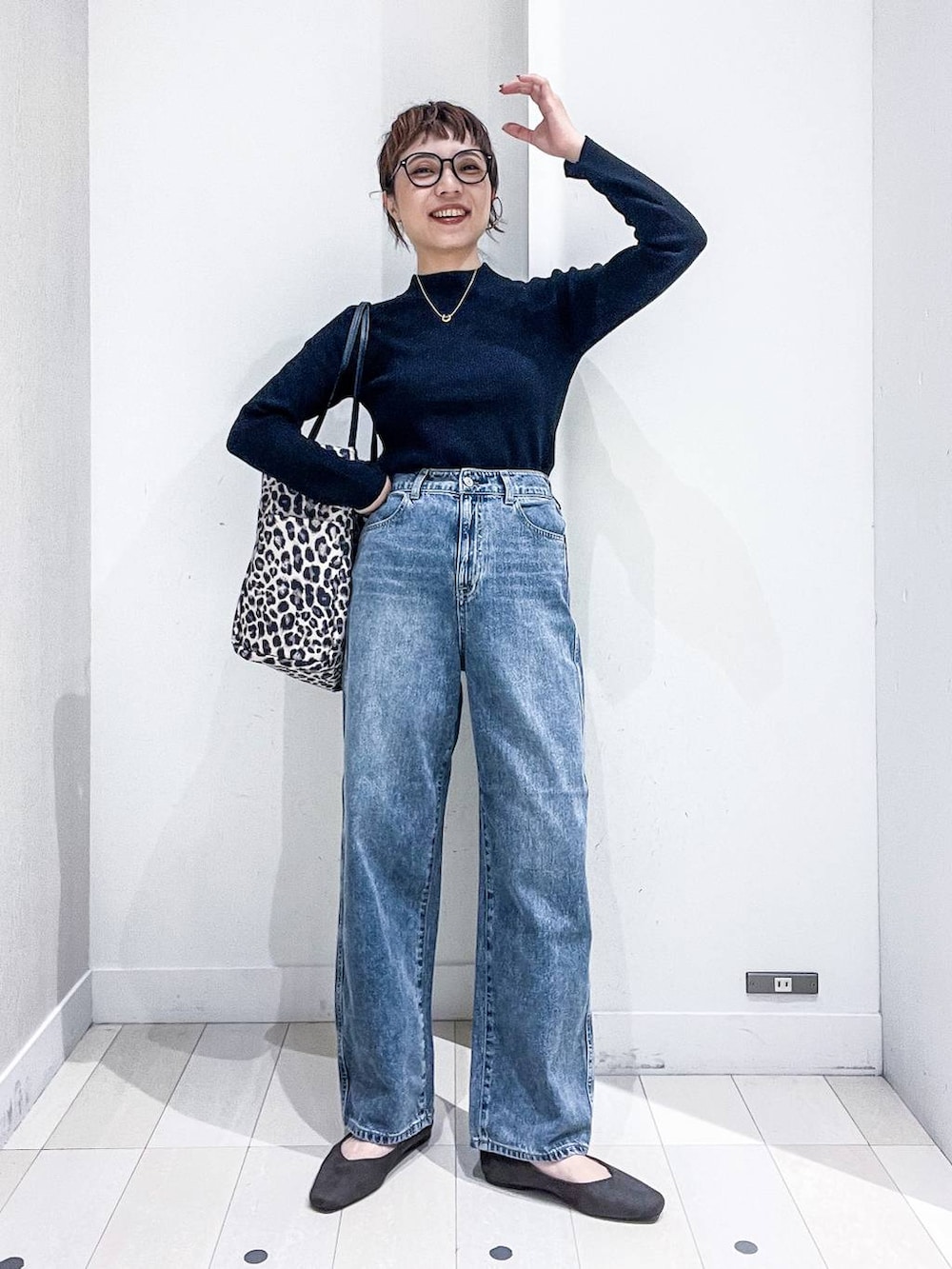 ブラウン系のピーコート、ブラック系のニット/セーター、グレー系のパンプスを着用したレディースの秋コーディネートの6枚目の写真