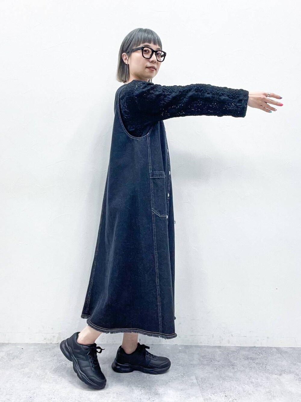 ブラック系のTシャツ/カットソーを着用したレディースの春コーディネートの5枚目の写真