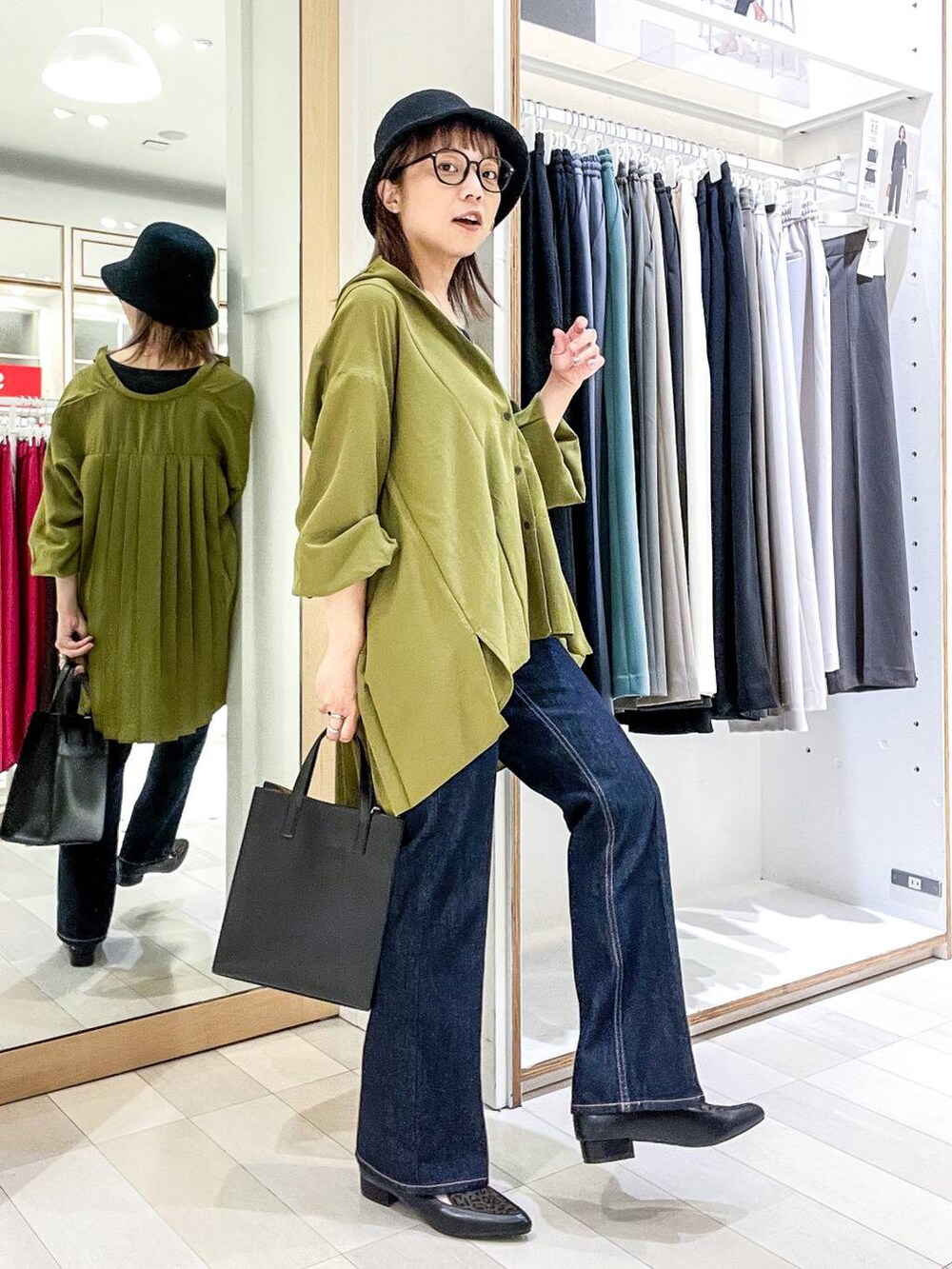 その他のパンプス、グレー系のタンクトップ、ブラック系のショルダーバッグを着用したレディースの夏コーディネートの6枚目の写真