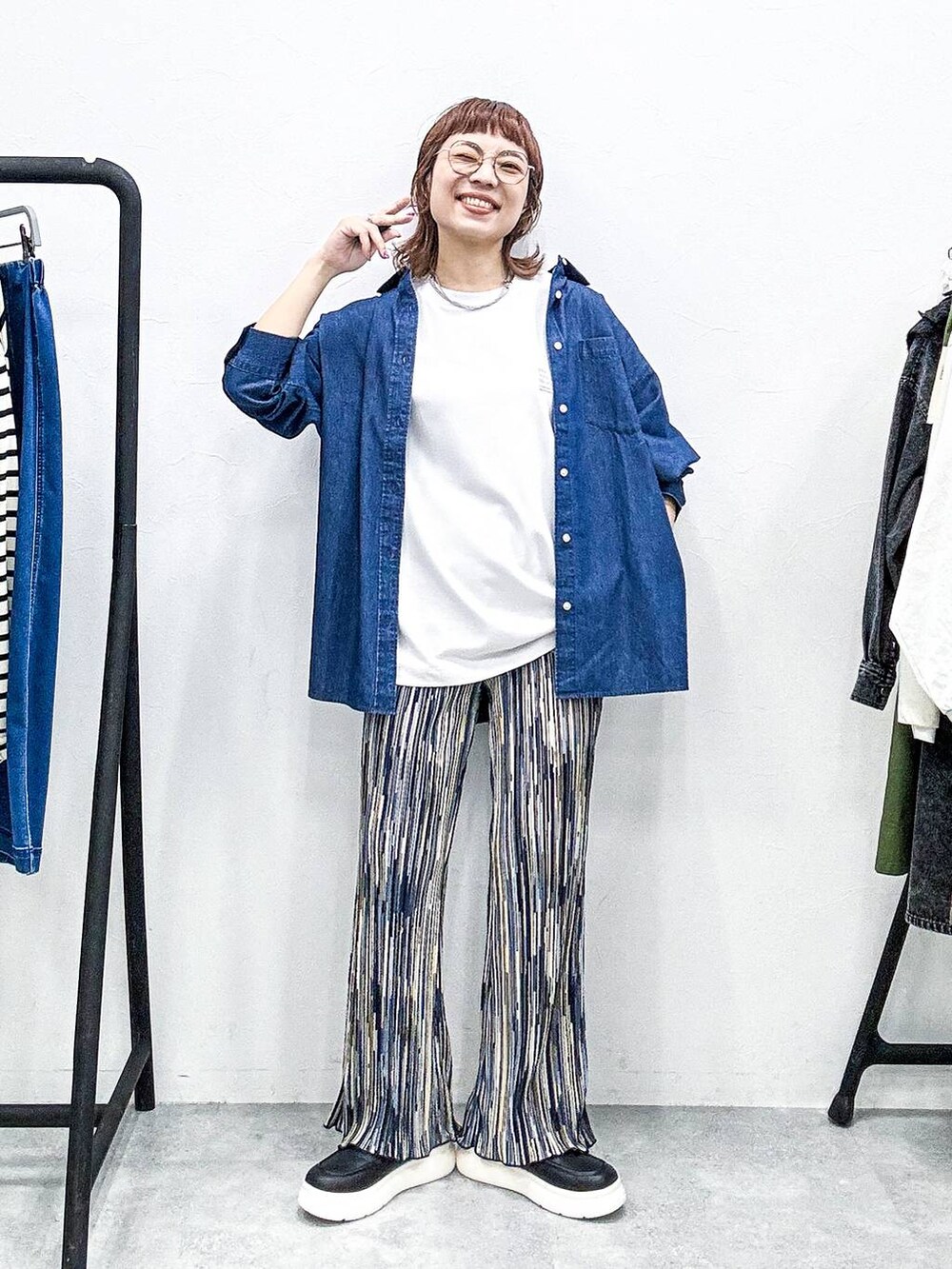ブラック系のスリッポン、ブルー系のその他パンツ、ブルー系のシャツ/ブラウスを着用したレディースの秋コーディネートの2枚目の写真