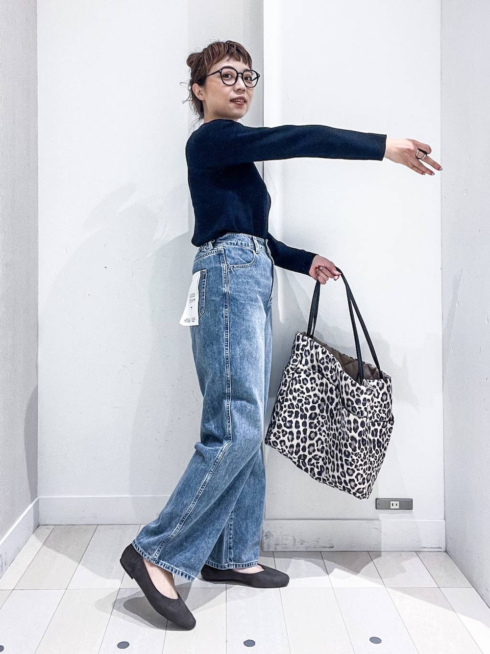 ブラウン系のピーコート、ブラック系のニット/セーター、グレー系のパンプスを着用したレディースの秋コーディネートの9枚目の写真