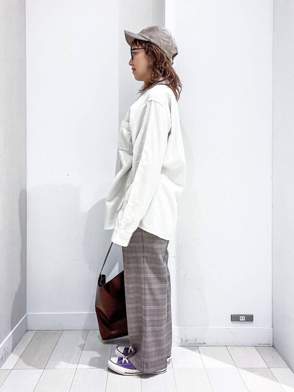 ブラウン系のその他パンツ、ホワイト系のシャツ/ブラウス、ブラウン系のショルダーバッグを着用したレディースの秋コーディネートの3枚目の写真