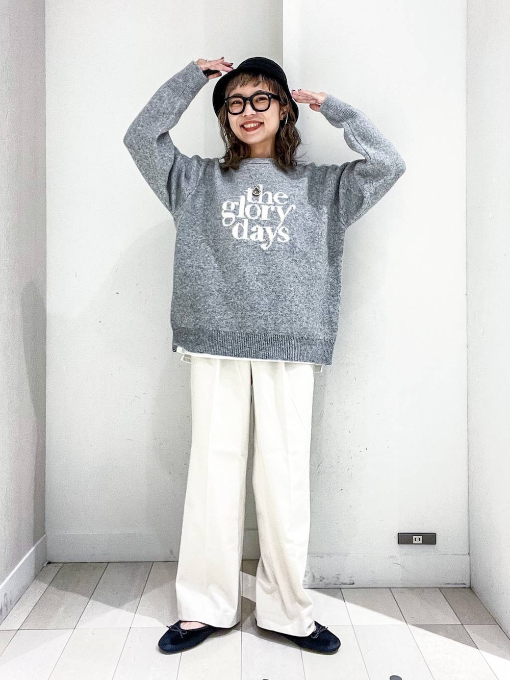 グレー系のその他アウター、その他のTシャツ/カットソー、グレー系のニット/セーターを着用したレディースの冬コーディネートの6枚目の写真