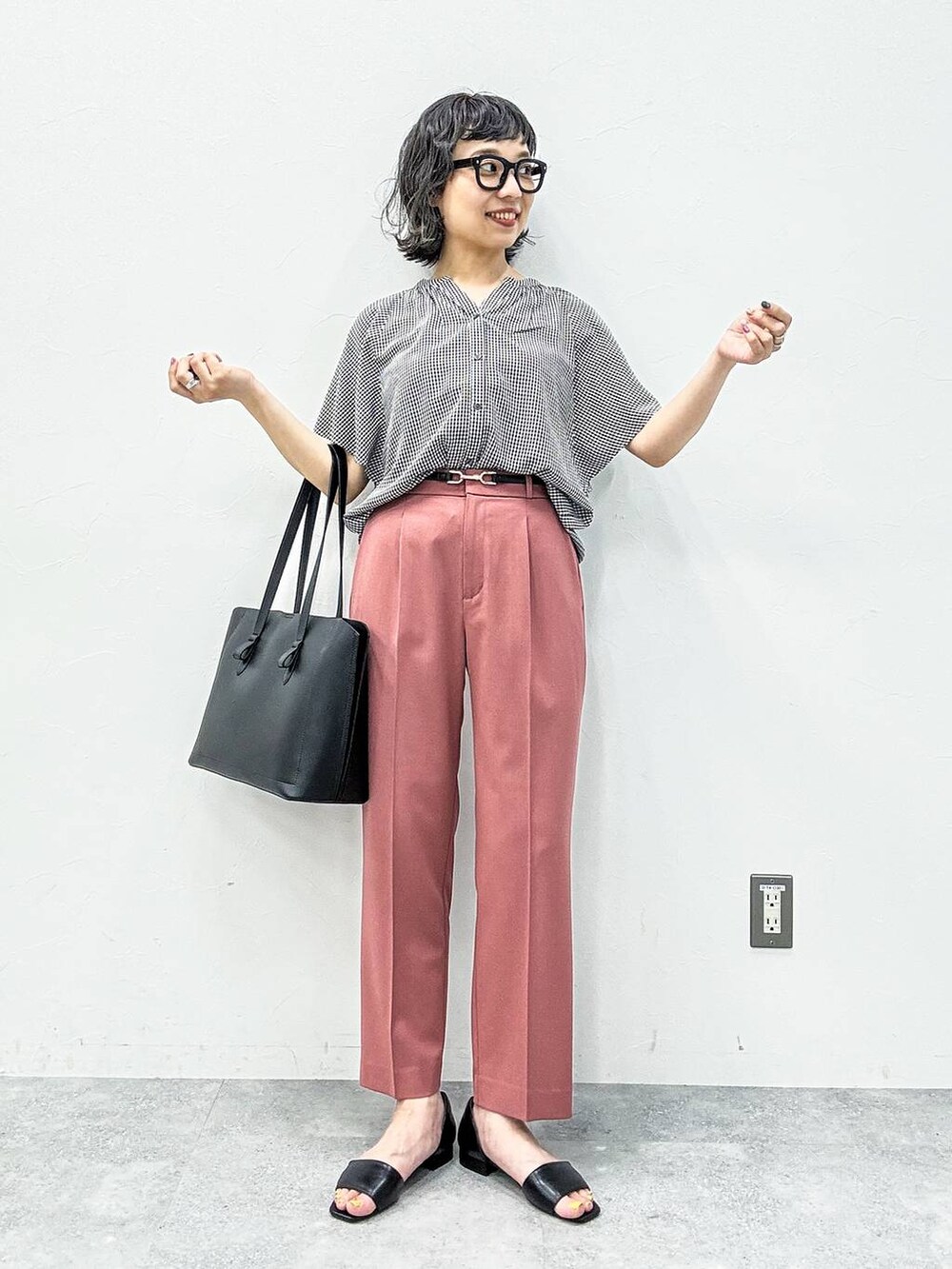ブラック系のサンダル、その他のトートバッグ、ピンク系のその他パンツを着用したレディースの春コーディネートの2枚目の写真