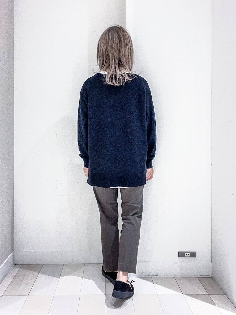 グレー系のチェスターコート、その他のTシャツ/カットソー、ブラック系のニット/セーターを着用したレディースの冬コーディネートの8枚目の写真