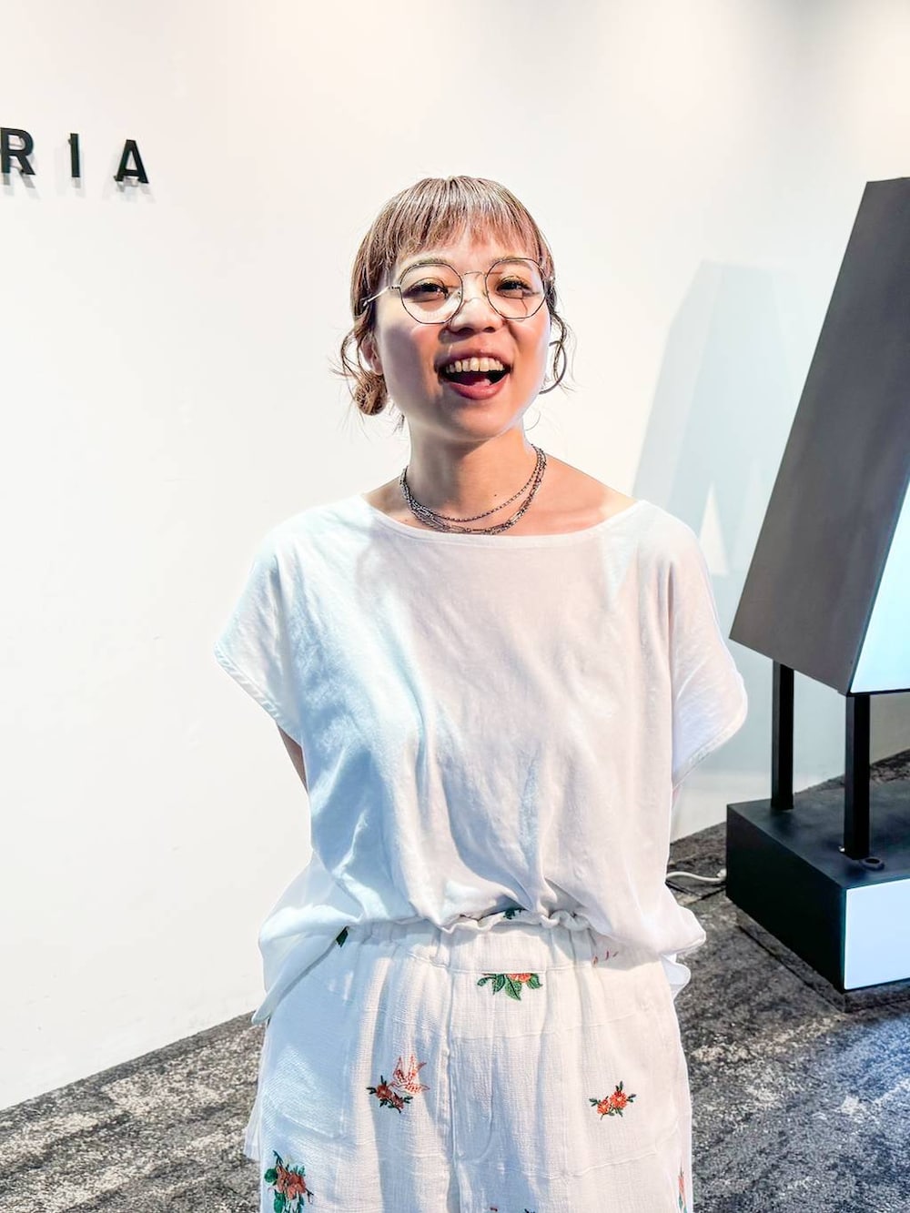 ホワイト系のTシャツ/カットソー、ホワイト系のその他パンツを着用したレディースの夏コーディネートの2枚目の写真