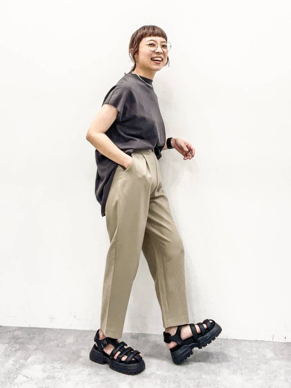 ベージュ系のその他パンツ、グレー系のTシャツ/カットソーを着用したレディースの夏コーディネートの6枚目の写真