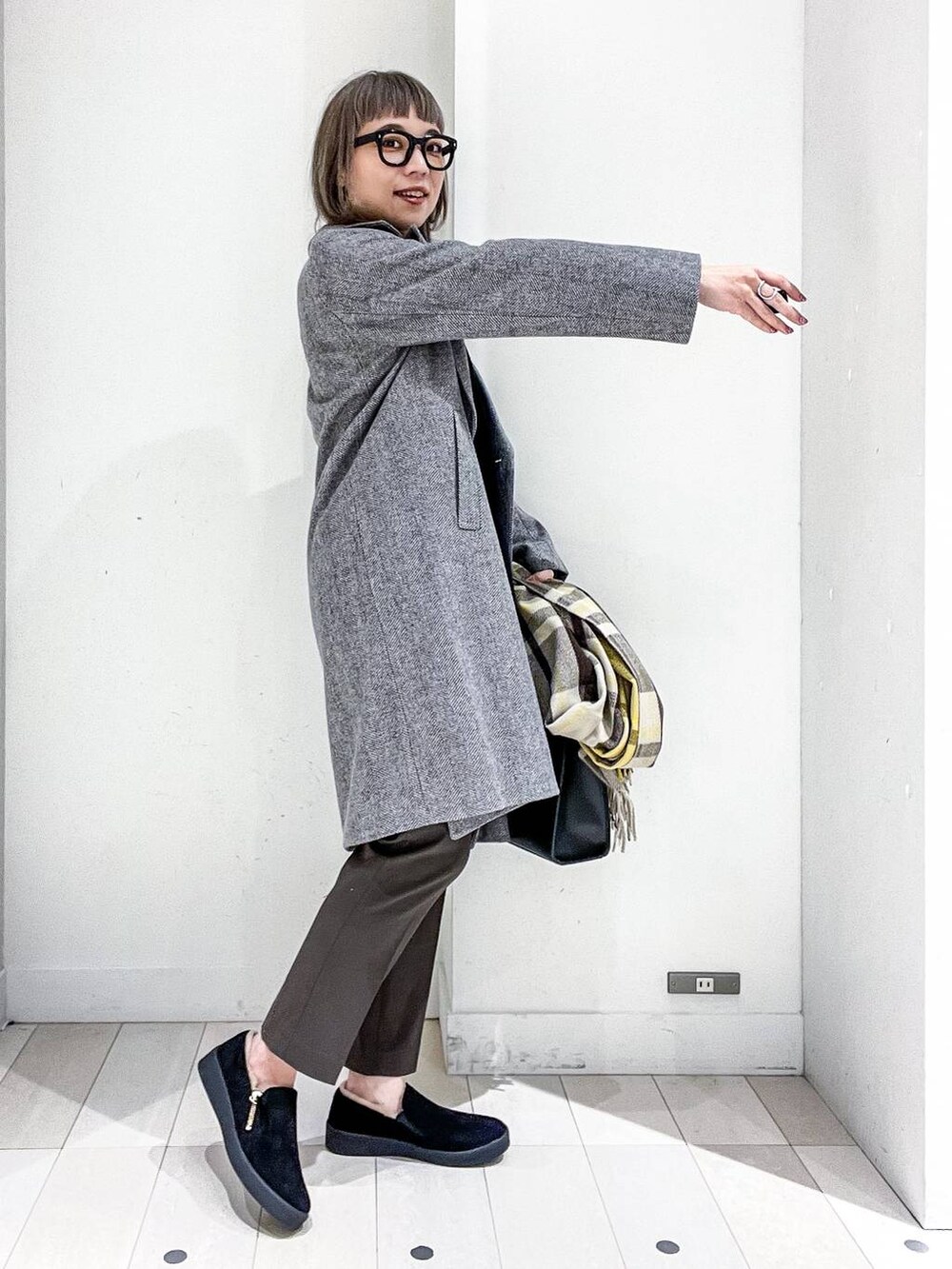 グレー系のチェスターコート、その他のTシャツ/カットソー、ブラック系のニット/セーターを着用したレディースの冬コーディネートの5枚目の写真