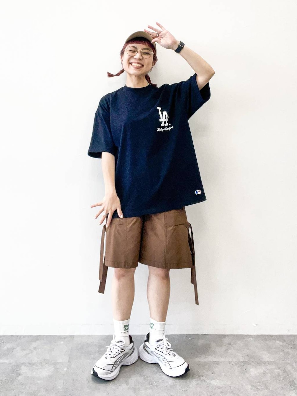 ブラウン系のカーゴパンツ、ブラック系のTシャツ/カットソー、ベージュ系のキャップを着用したレディースの夏コーディネートの7枚目の写真