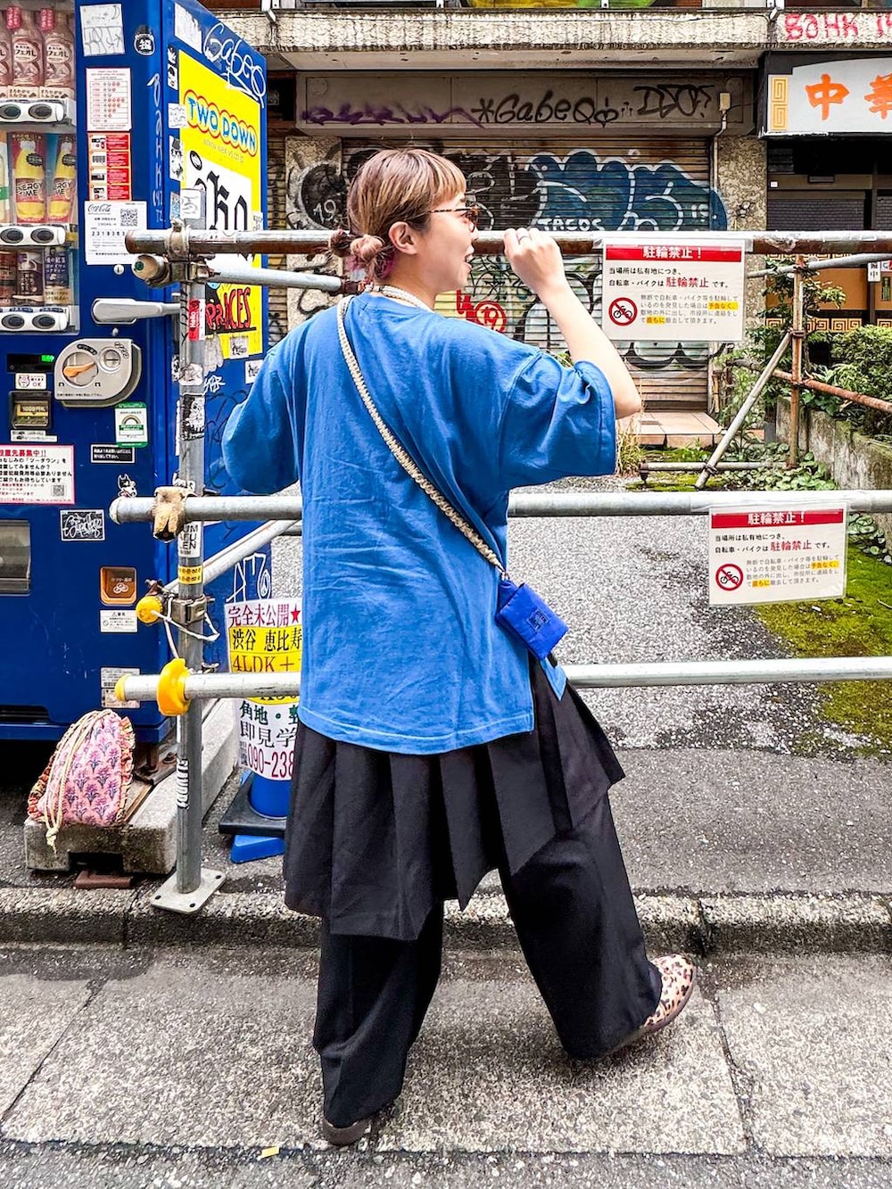 その他のスニーカー、ブラック系のその他パンツ、ブルー系のTシャツ/カットソーを着用したレディースの春コーディネートの5枚目の写真