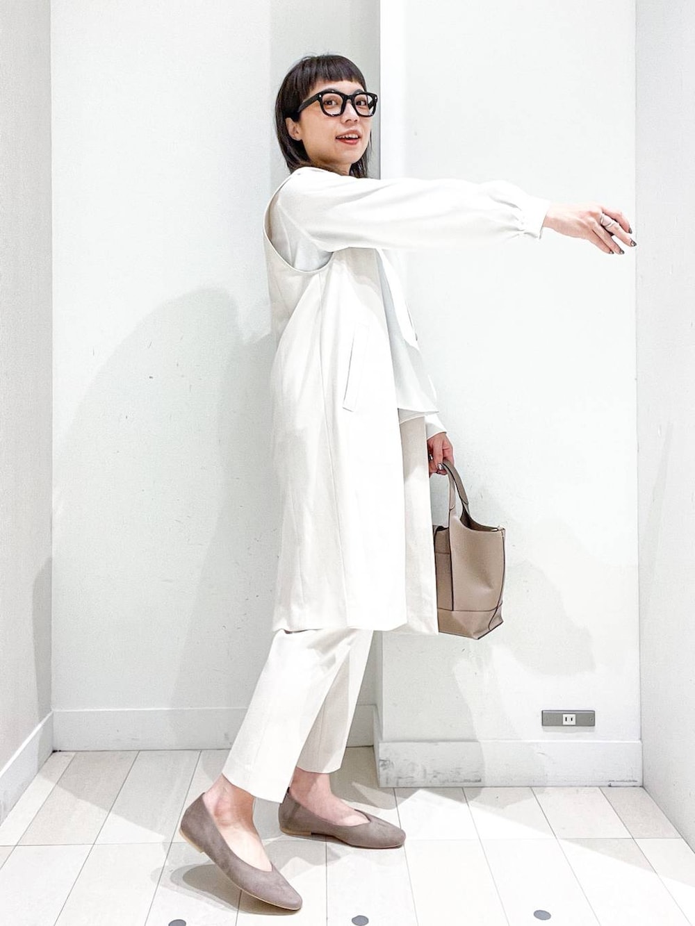 ベージュ系のパンプス、ホワイト系のベスト、ホワイト系のシャツ/ブラウスを着用したレディースの冬コーディネートの5枚目の写真