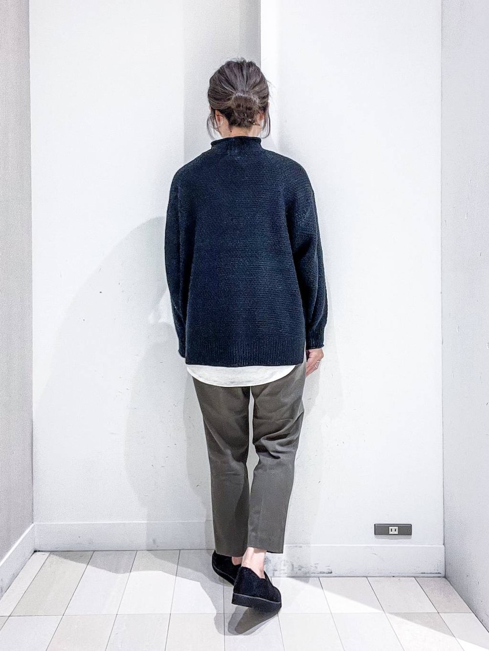 ホワイト系のトートバッグ、ホワイト系のその他アウター、その他のTシャツ/カットソーを着用したレディースの秋コーディネートの8枚目の写真