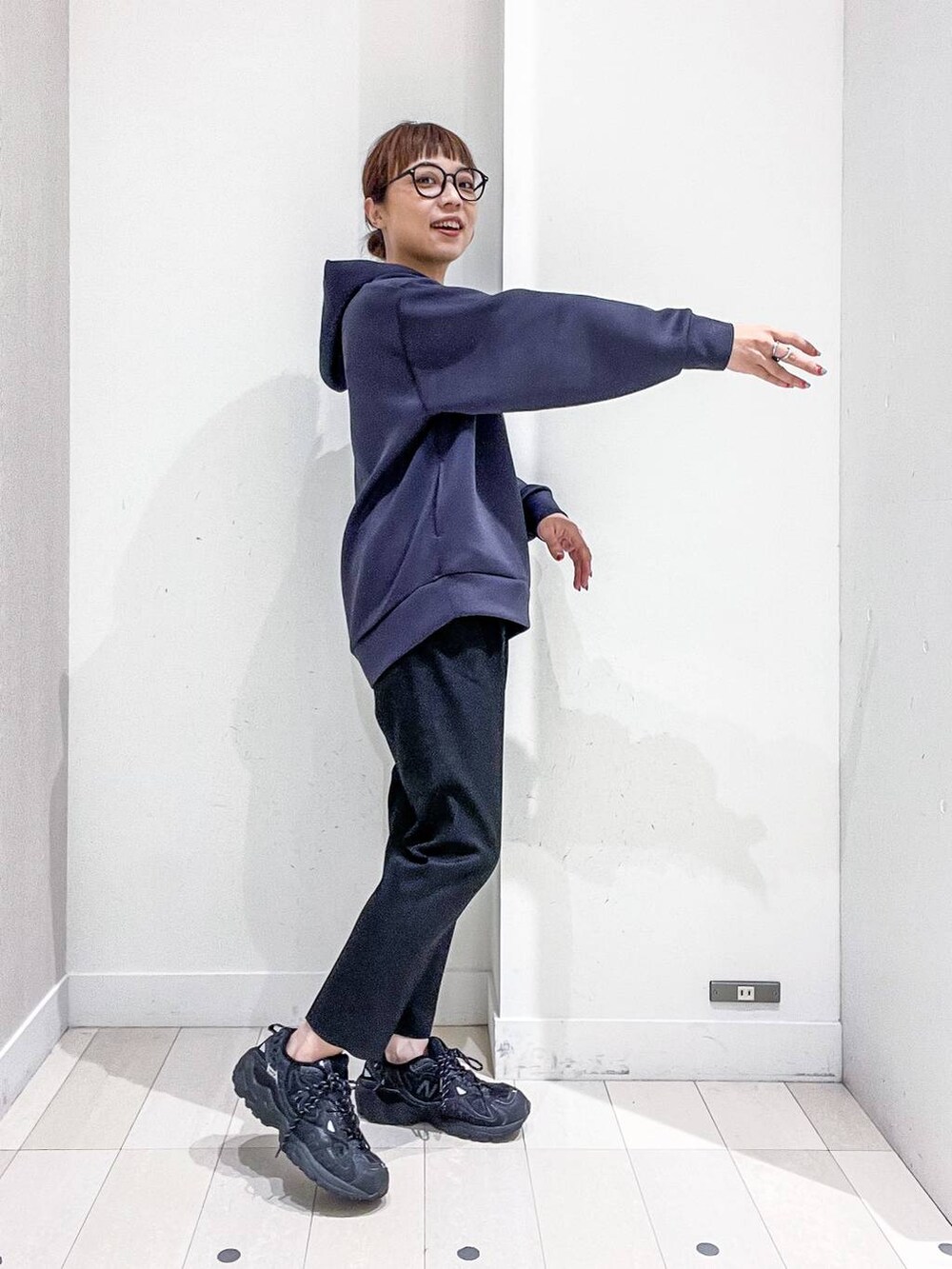 ブラック系のバックパック/リュック、グレー系のノーカラーコート、ブラック系のその他パンツを着用したレディースの秋コーディネートの9枚目の写真