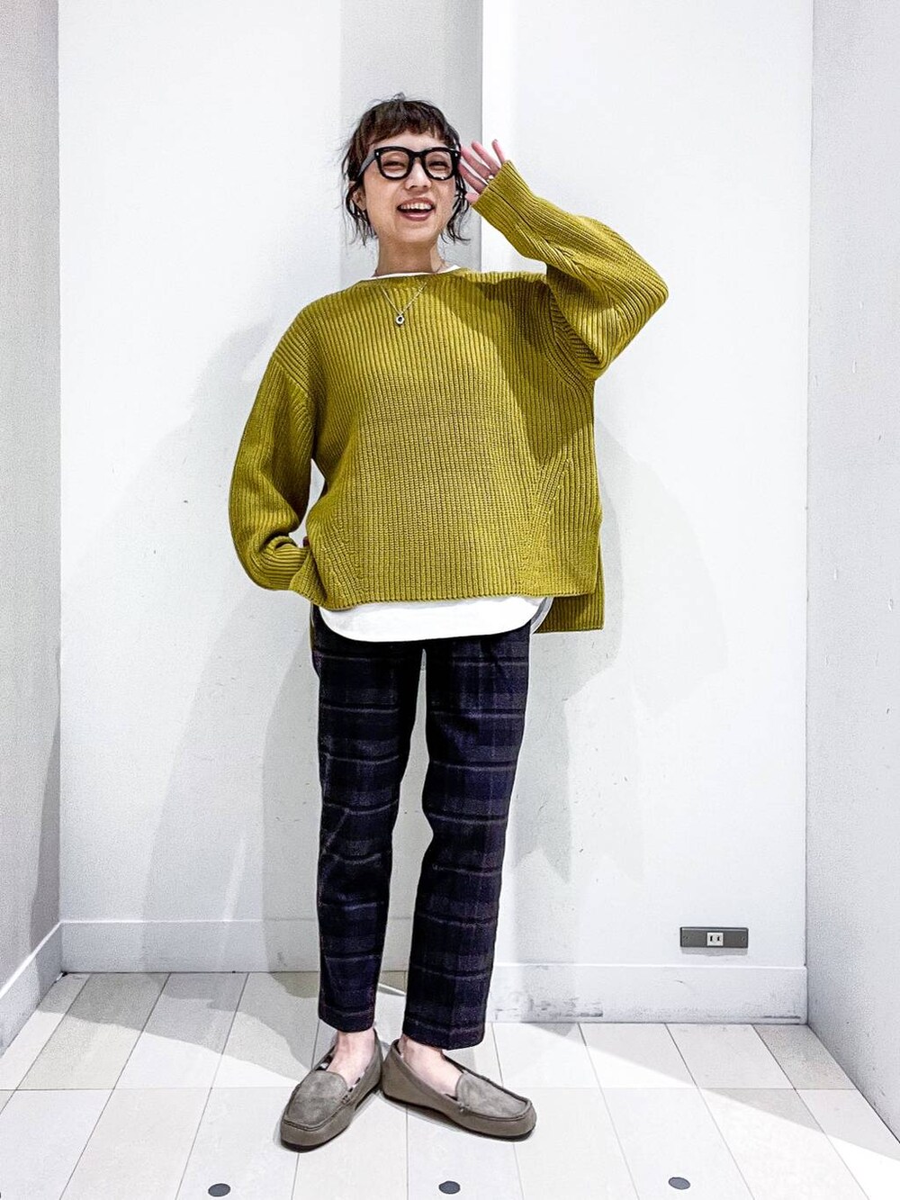 ベージュ系のその他アウター、その他のTシャツ/カットソー、イエロー系のニット/セーターを着用したレディースの冬コーディネートの6枚目の写真