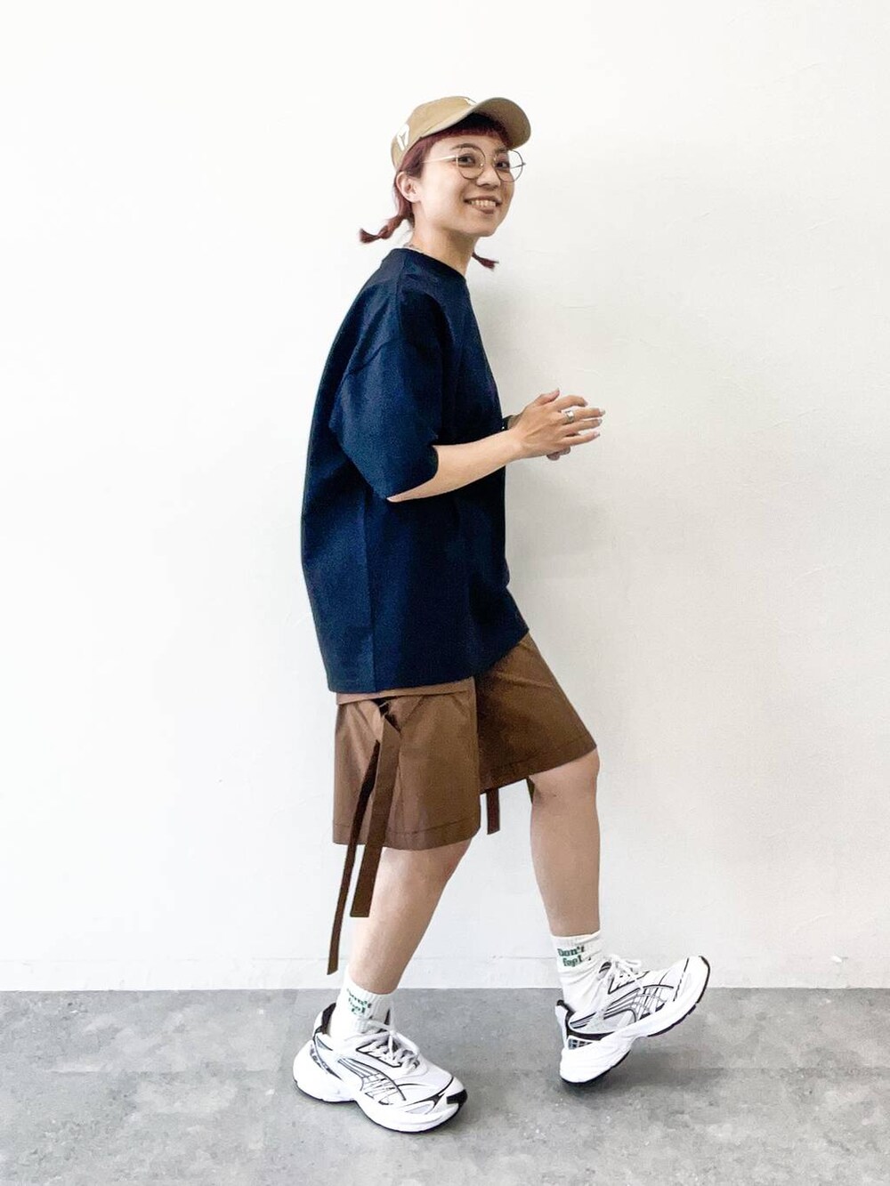 ブラウン系のカーゴパンツ、ブラック系のTシャツ/カットソー、ベージュ系のキャップを着用したレディースの夏コーディネートの6枚目の写真