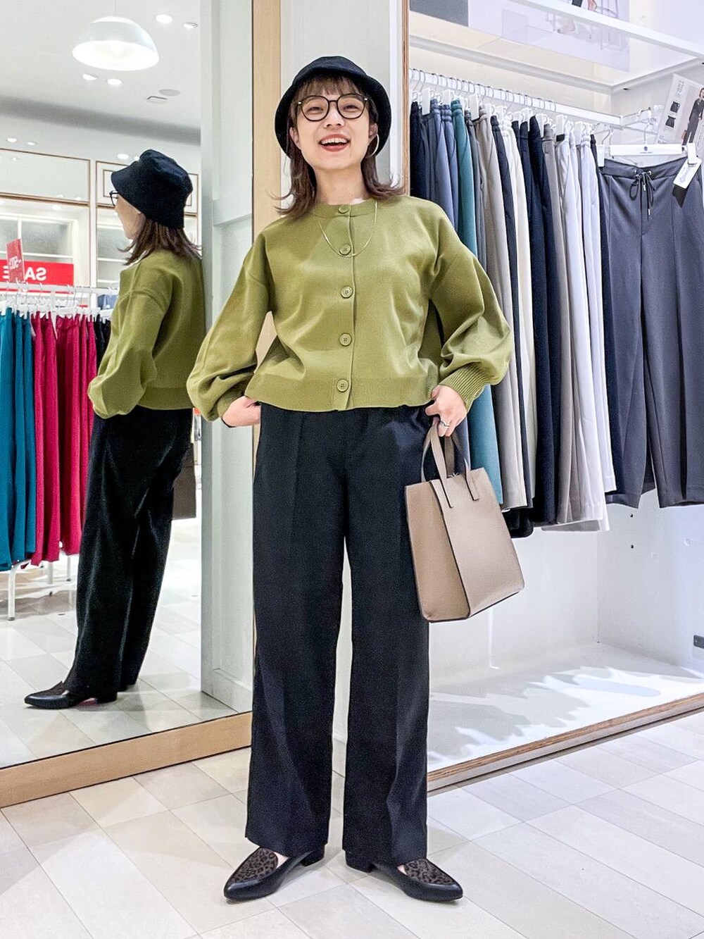 その他のパンプス、ベージュ系のショルダーバッグ、イエロー系のカーディガン/ボレロを着用したレディースの夏コーディネートの2枚目の写真