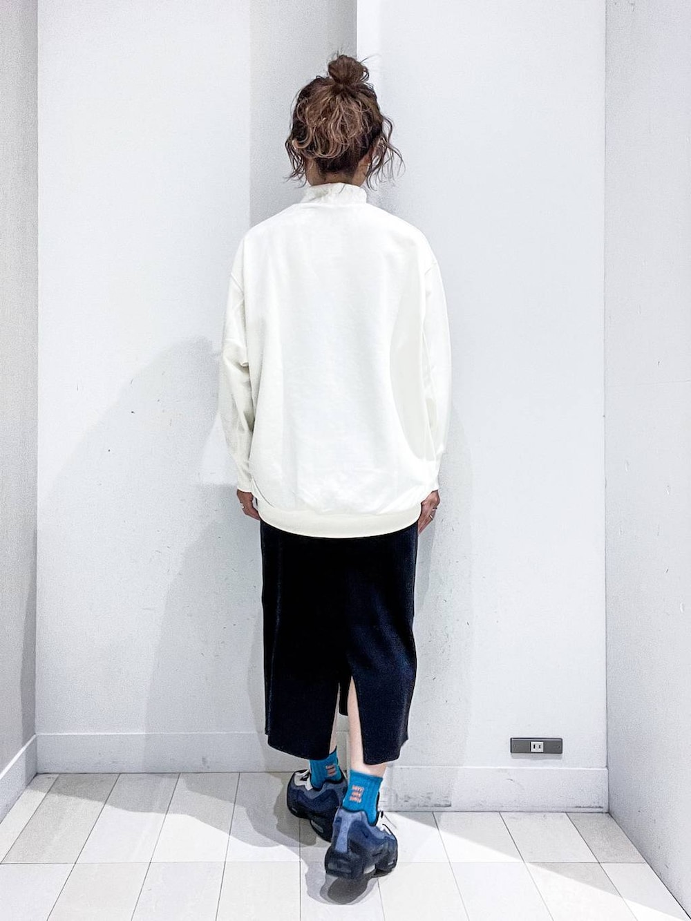 その他のトートバッグ、ホワイト系のTシャツ/カットソー、グリーン系のマウンテンパーカーを着用したレディースの秋コーディネートの8枚目の写真