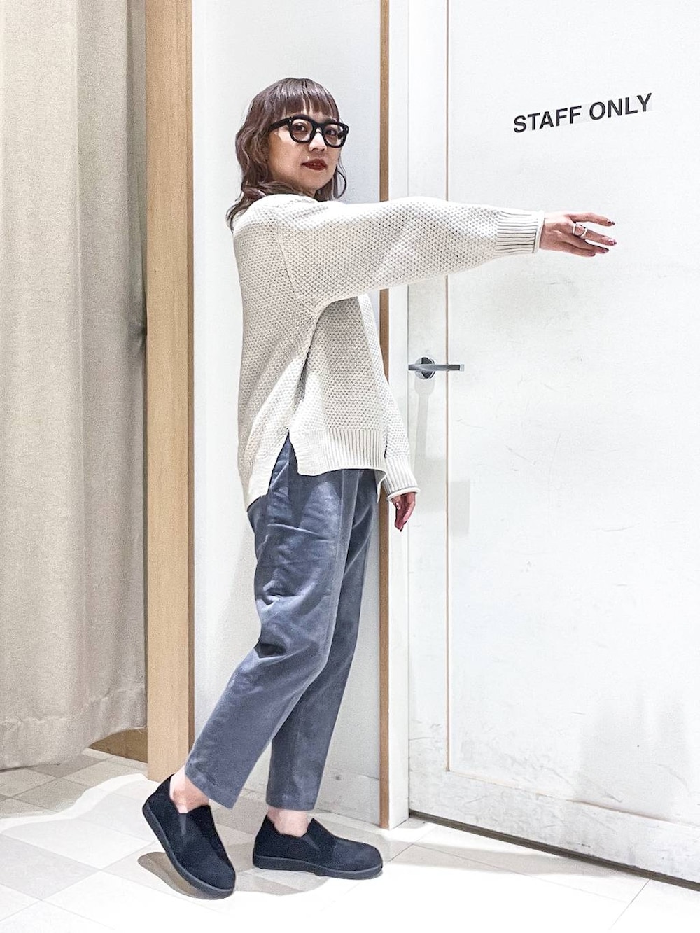 ホワイト系のブルゾン、ベージュ系のニット/セーター、ブルー系のその他パンツを着用したレディースの冬コーディネートの9枚目の写真