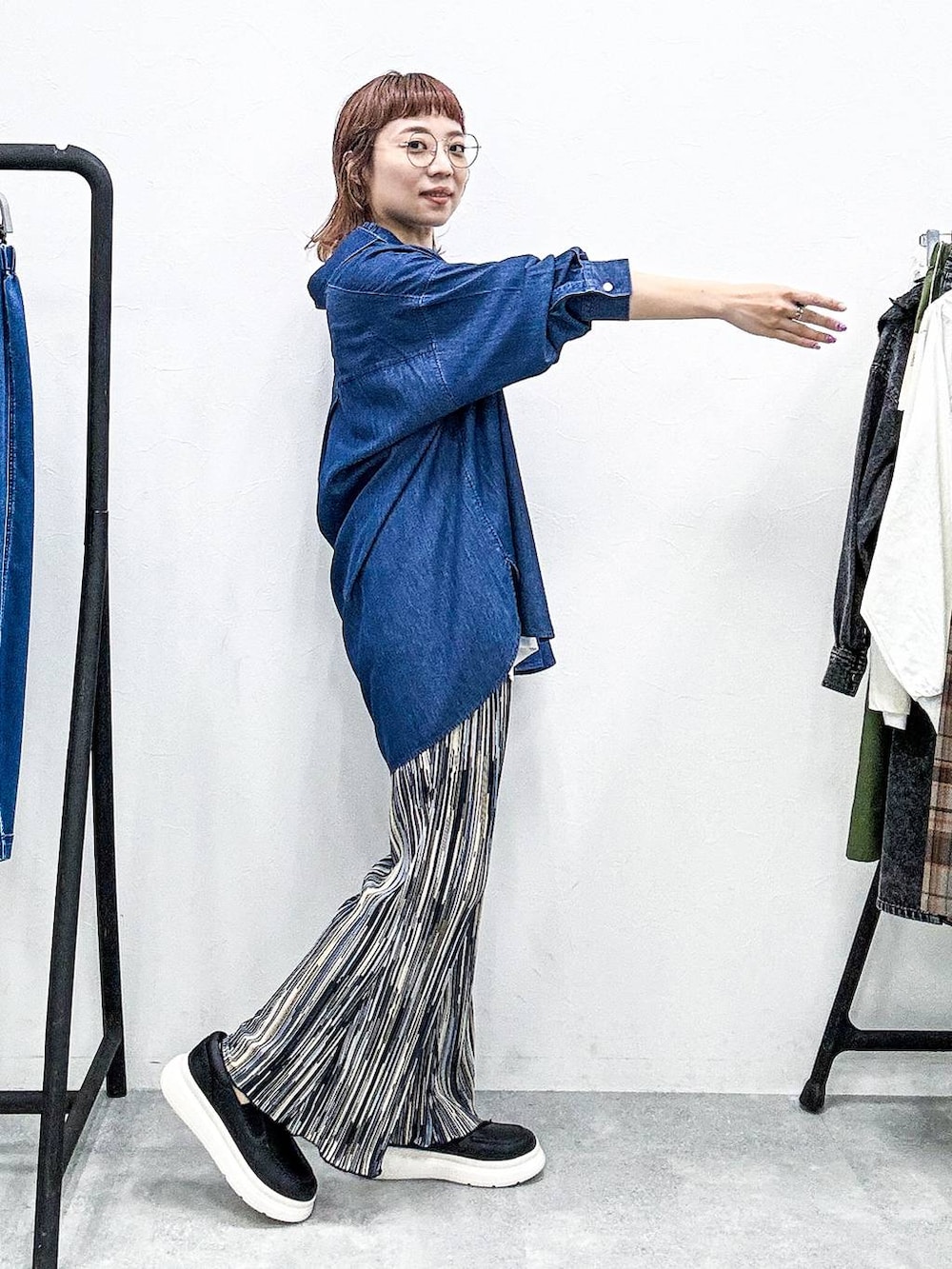 ブラック系のスリッポン、ブルー系のその他パンツ、ブルー系のシャツ/ブラウスを着用したレディースの秋コーディネートの5枚目の写真