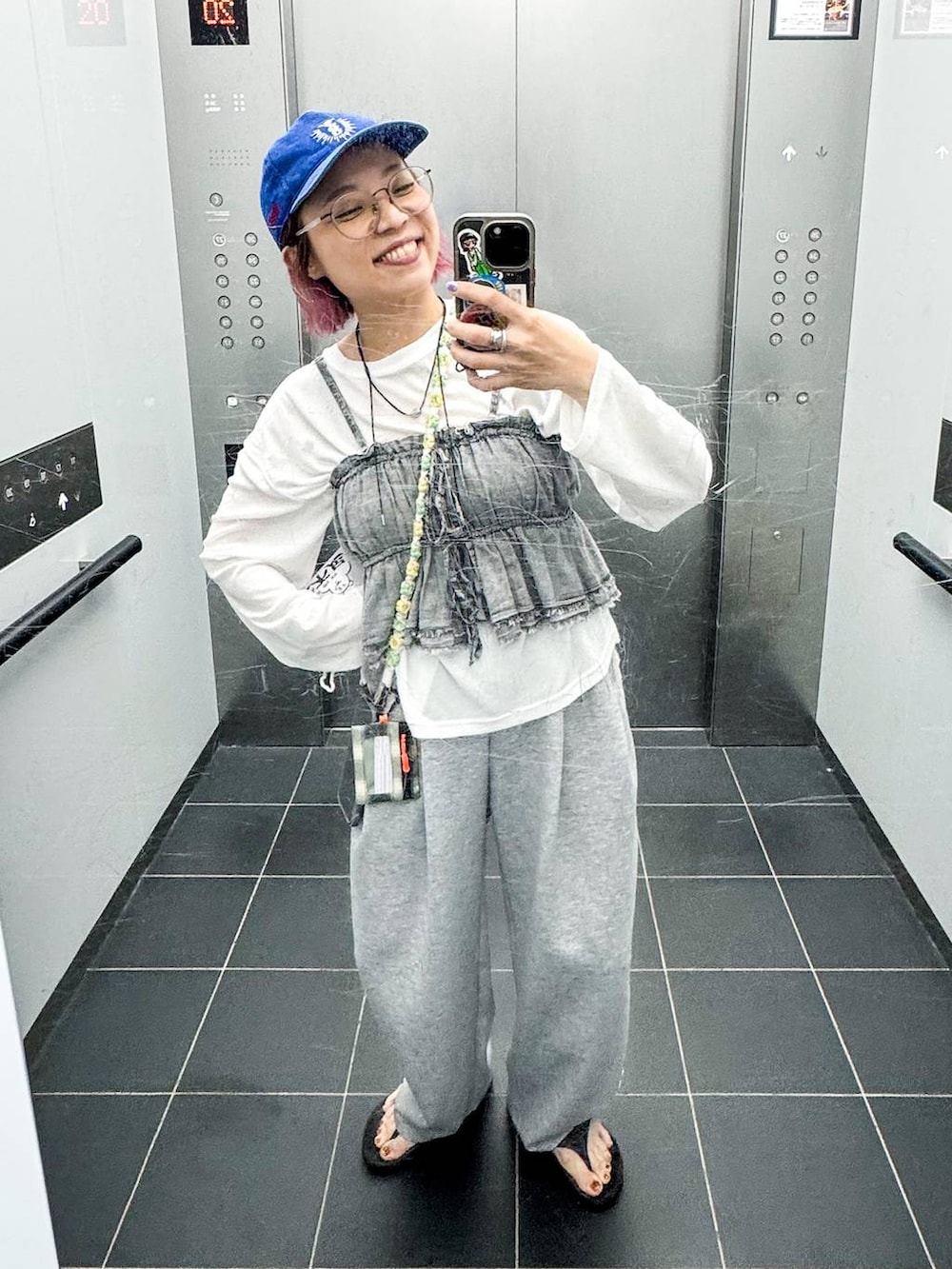 グレー系のスウェットパンツ、ホワイト系のTシャツ/カットソー、グレー系のその他トップスを着用したレディースの夏コーディネートの9枚目の写真