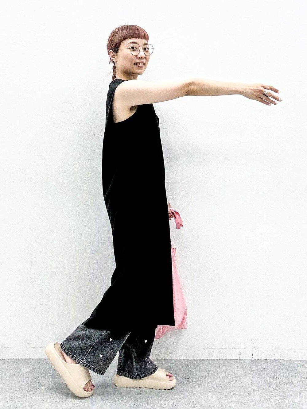 ブラック系のTシャツ/カットソー、ブラック系のワンピース、ブラック系のデニムパンツを着用したレディースの夏コーディネートの5枚目の写真