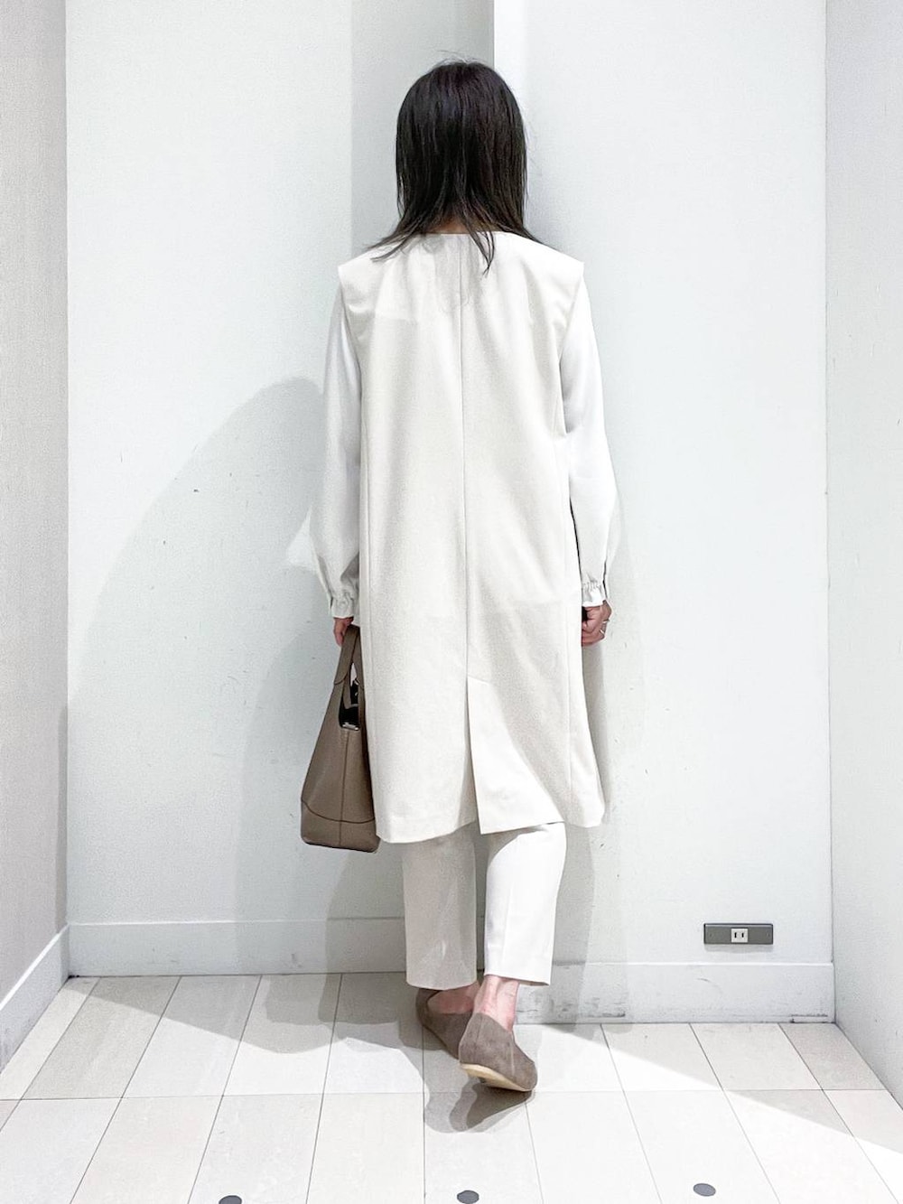 ベージュ系のパンプス、ホワイト系のベスト、ホワイト系のシャツ/ブラウスを着用したレディースの冬コーディネートの4枚目の写真