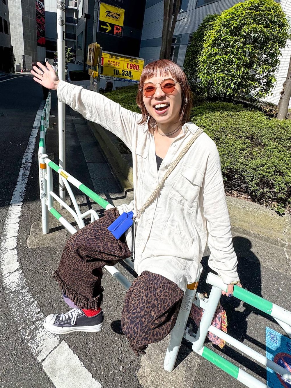 ブラック系のTシャツ/カットソー、ホワイト系のTシャツ/カットソーを着用したレディースの春コーディネートの6枚目の写真