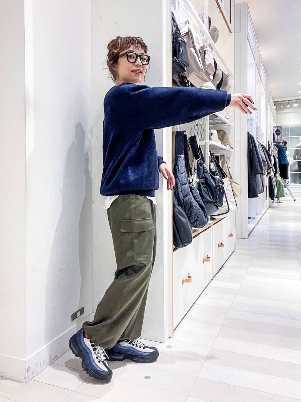 その他のTシャツ/カットソー、ブルー系のニット/セーター、グリーン系のカーゴパンツを着用したレディースの秋コーディネートの5枚目の写真