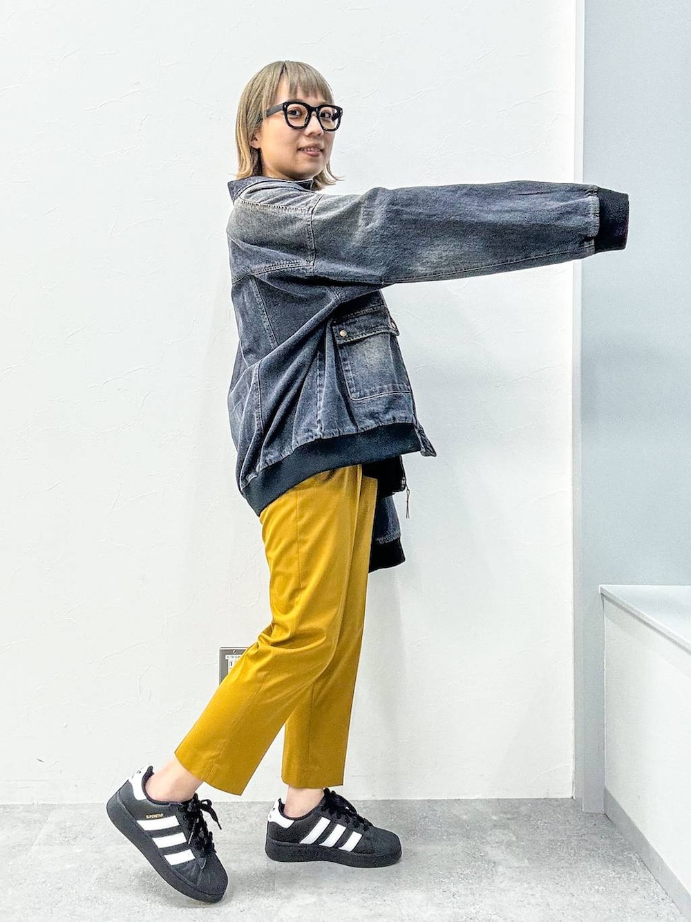 ブラック系のデニムジャケット、ブラック系のTシャツ/カットソーを着用したレディースの春コーディネートの5枚目の写真