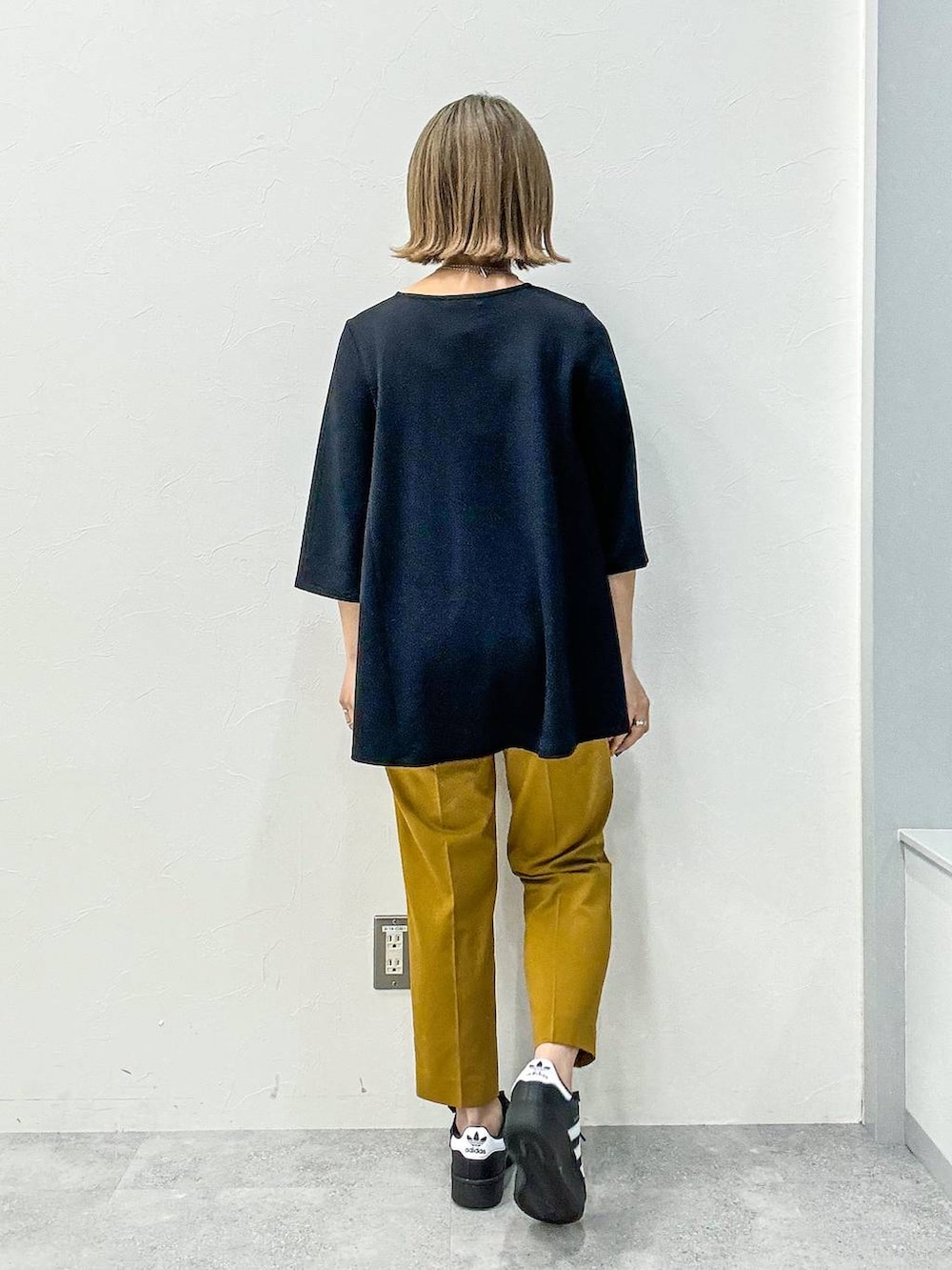 ブラック系のデニムジャケット、ブラック系のTシャツ/カットソーを着用したレディースの春コーディネートの8枚目の写真