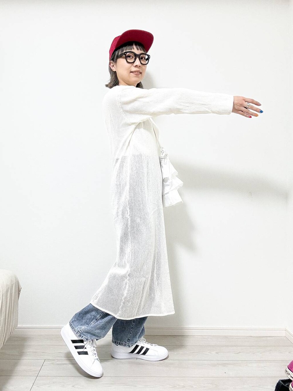 ホワイト系のショルダーバッグ、ホワイト系のワンピース、ホワイト系のTシャツ/カットソーを着用したレディースの春コーディネートの5枚目の写真