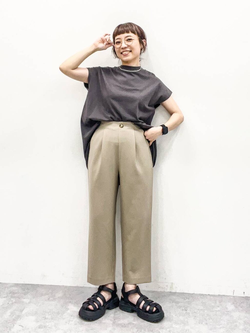 ベージュ系のその他パンツ、グレー系のTシャツ/カットソーを着用したレディースの夏コーディネートの7枚目の写真