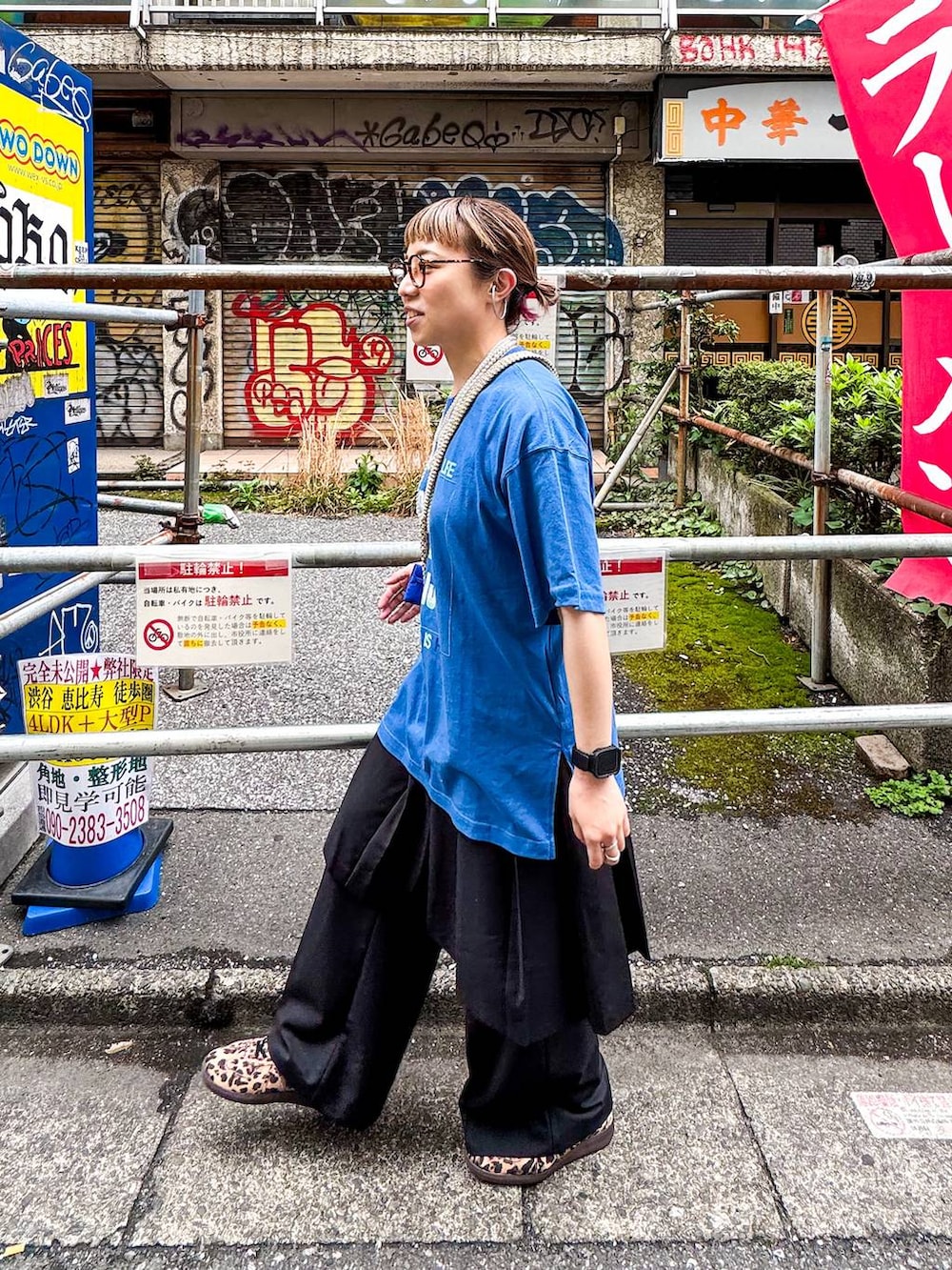 その他のスニーカー、ブラック系のその他パンツ、ブルー系のTシャツ/カットソーを着用したレディースの春コーディネートの3枚目の写真