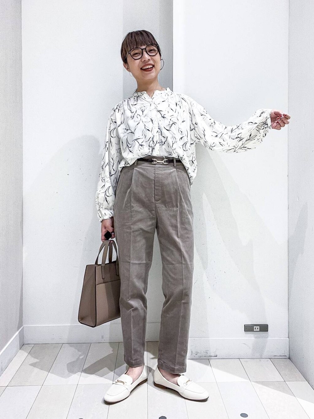 ホワイト系のローファー、ベージュ系のカーディガン/ボレロ、ホワイト系のシャツ/ブラウスを着用したレディースの秋コーディネートの6枚目の写真