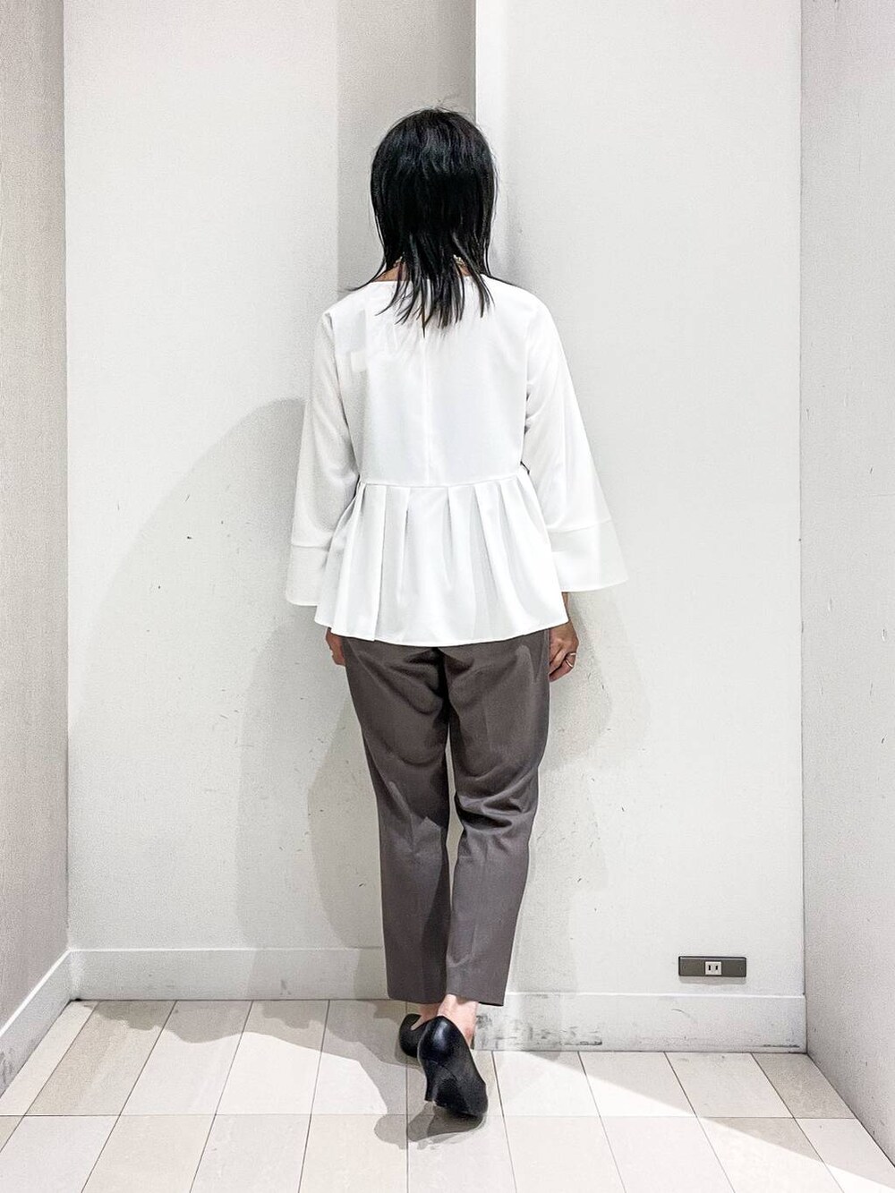 ブラック系のパンプス、ホワイト系のシャツ/ブラウス、ブラウン系のその他パンツを着用したレディースの冬コーディネートの8枚目の写真