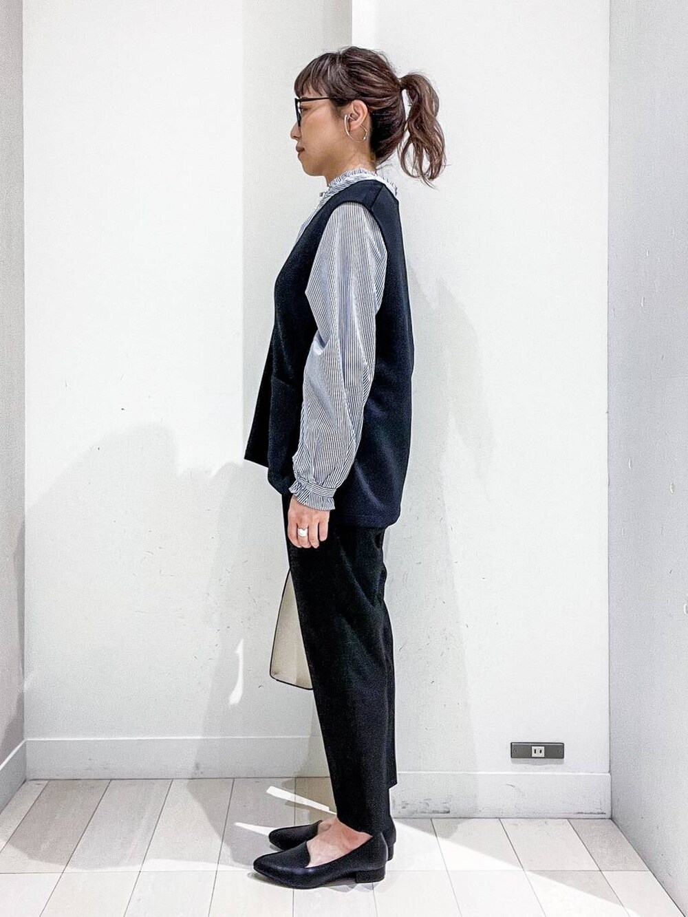 ブラック系のパンプス、ブラック系のその他パンツ、その他のシャツ/ブラウスを着用したレディースの秋コーディネートの3枚目の写真