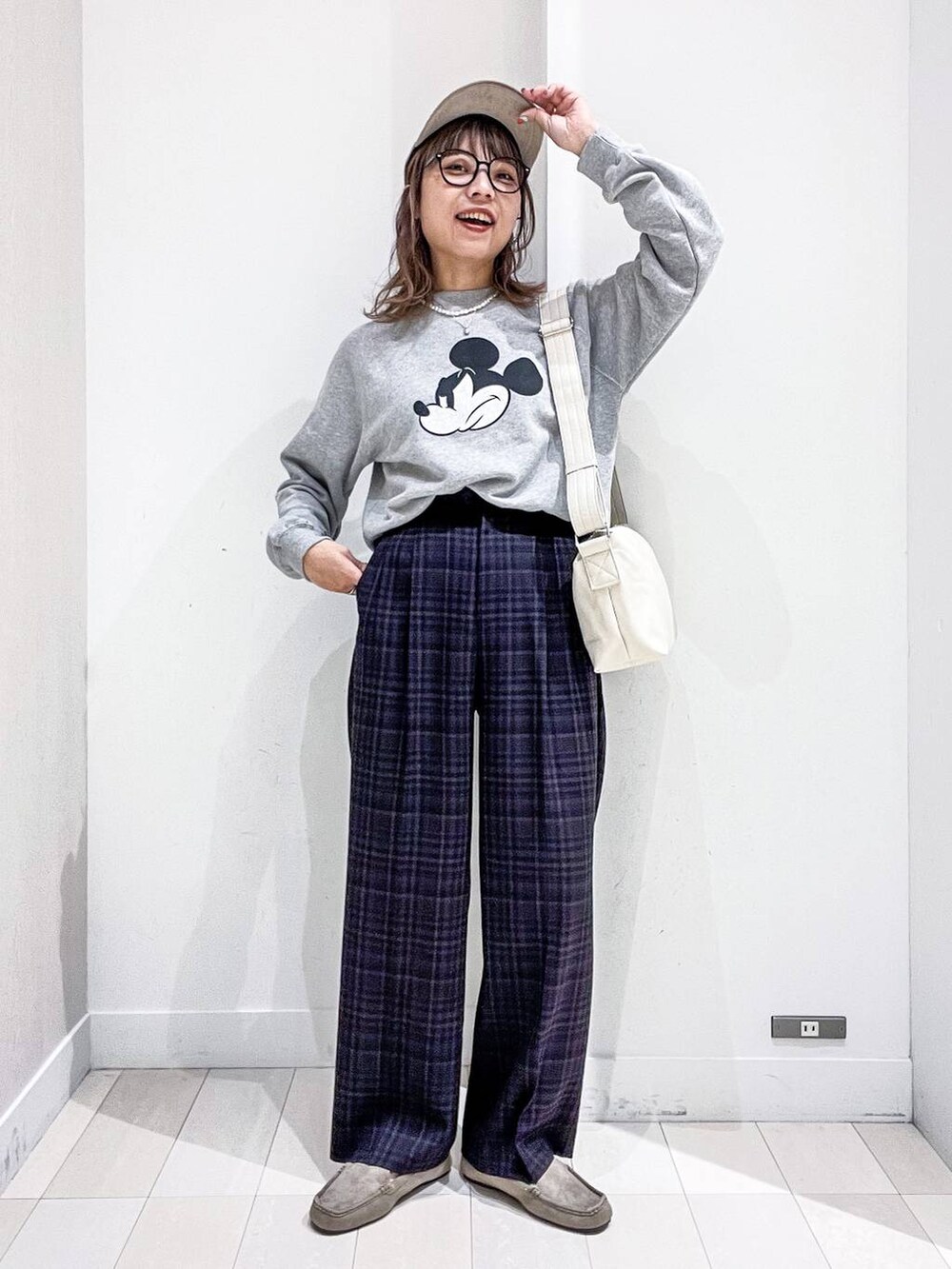 ブルー系のその他パンツ、ホワイト系のショルダーバッグ、グレー系のスウェットを着用したレディースの秋コーディネートの7枚目の写真