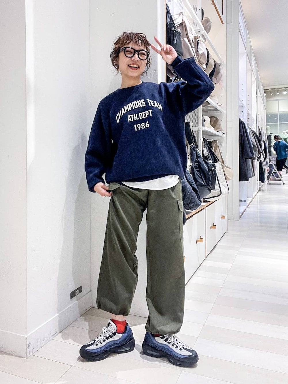 その他のTシャツ/カットソー、ブルー系のニット/セーター、グリーン系のカーゴパンツを着用したレディースの秋コーディネートの7枚目の写真