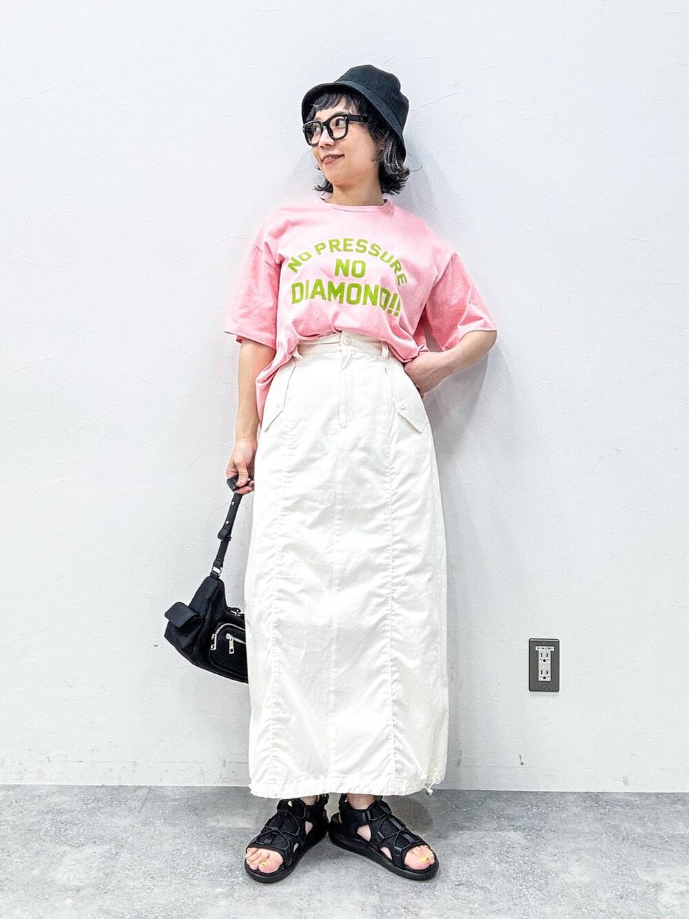 ホワイト系のスカート、ブラック系のサンダル、ピンク系のTシャツ/カットソーを着用したレディースの春コーディネートの6枚目の写真