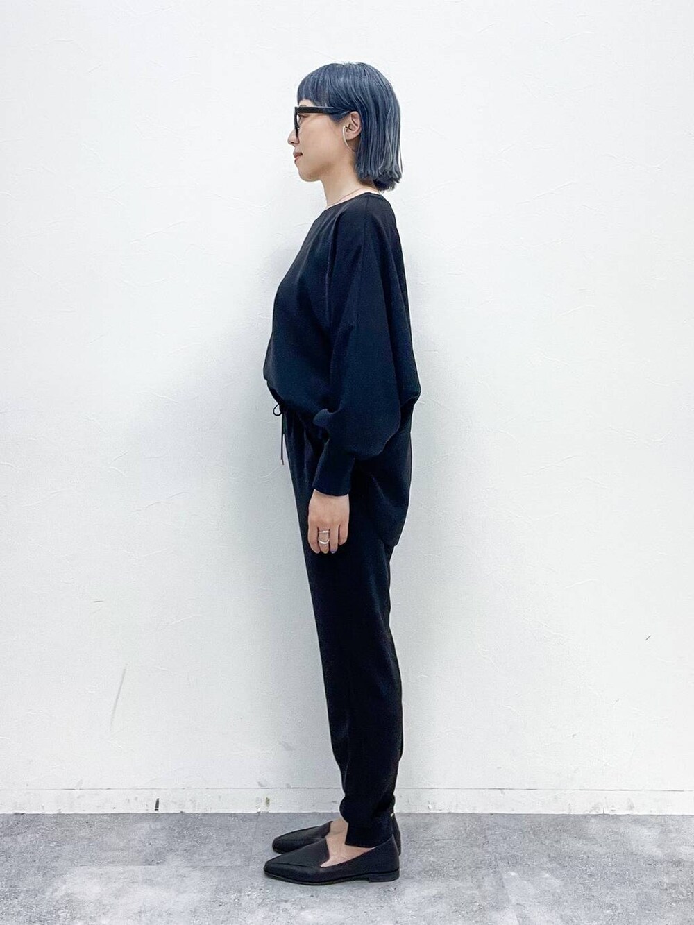 ホワイト系のトートバッグ、ブラック系のローファー、ブラック系のその他パンツを着用したレディースの春コーディネートの7枚目の写真