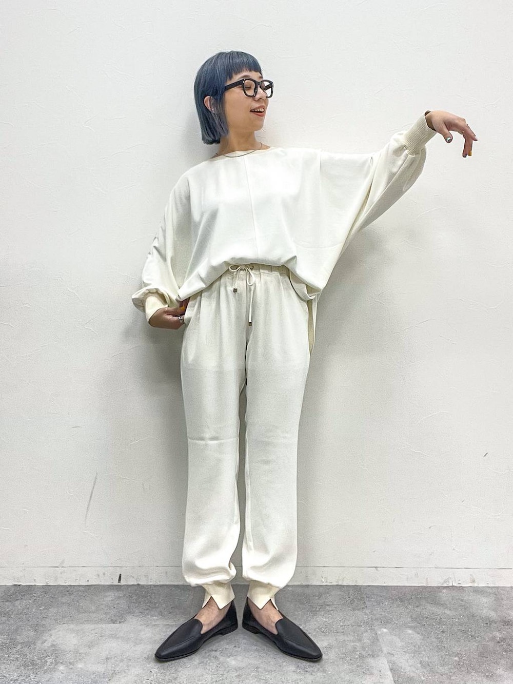 ホワイト系のトートバッグ、ブラック系のローファー、ホワイト系のその他パンツを着用したレディースの春コーディネートの6枚目の写真