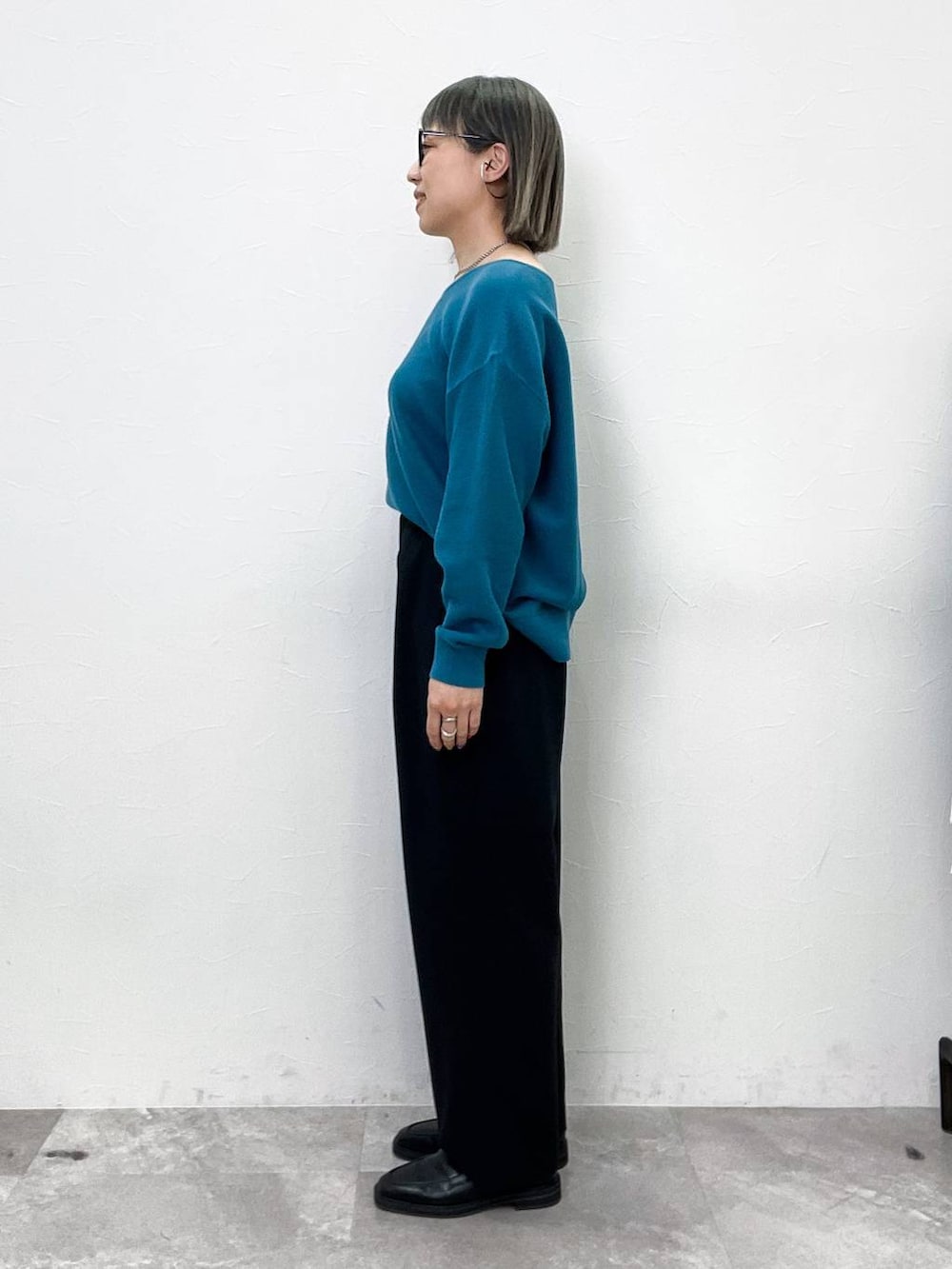 ブラック系のローファー、ベージュ系のトレンチコート、ブラック系のその他パンツを着用したレディースの春コーディネートの7枚目の写真