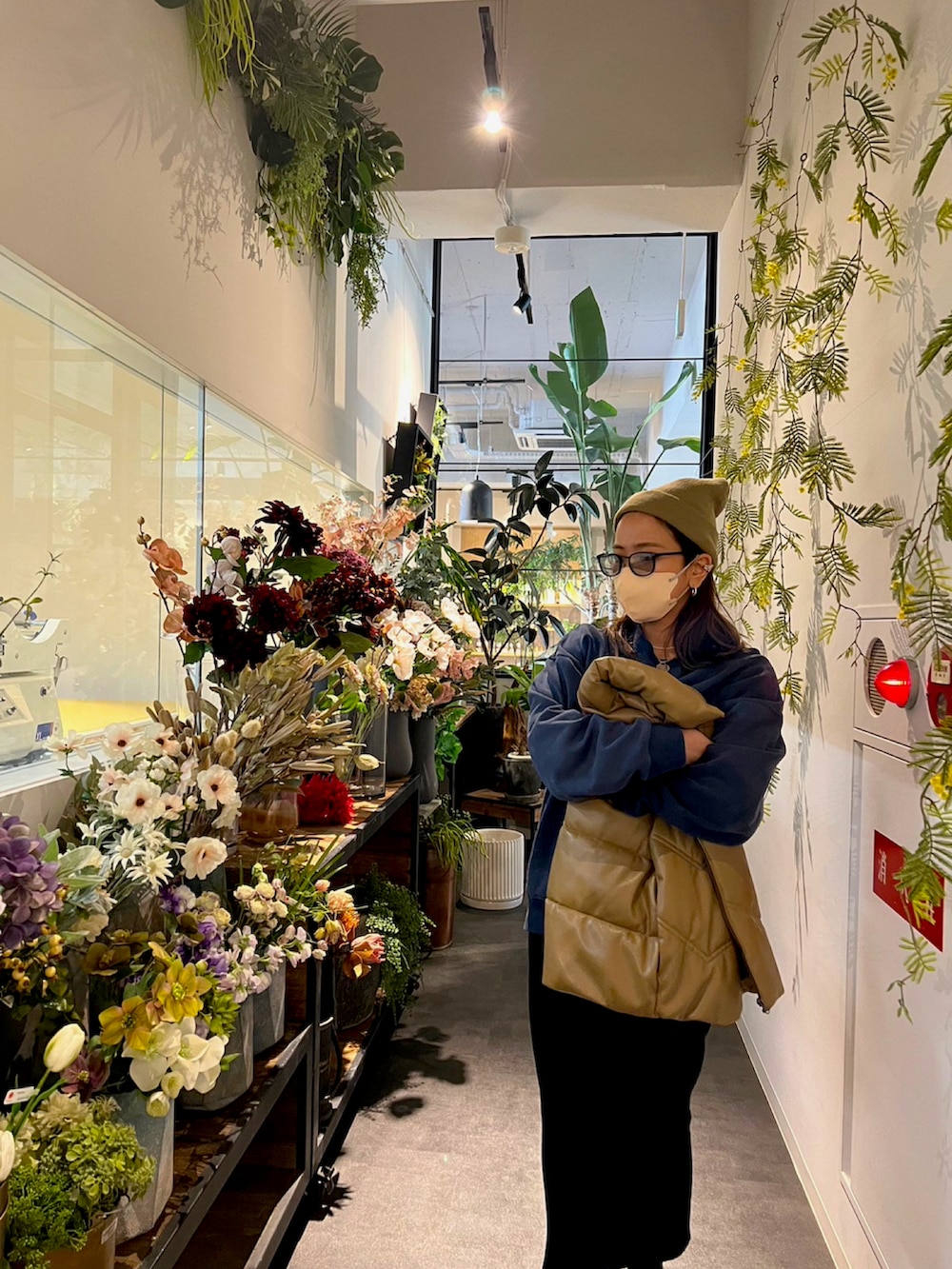 ブラック系のスカート、ホワイト系のスニーカー、ブルー系のスウェットを着用したレディースの春コーディネートの2枚目の写真