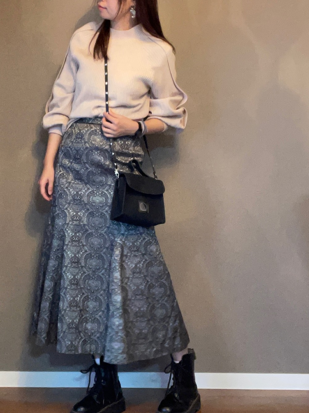 ブラウン系のその他アウター、ブラック系のショルダーバッグ、ブラック系のスカートを着用したレディースの冬コーディネートの2枚目の写真