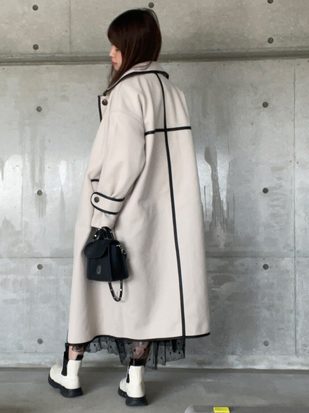 ホワイト系のその他アウター、グレー系のスウェット、ブラック系のスカートを着用したレディースの秋コーディネートの2枚目の写真